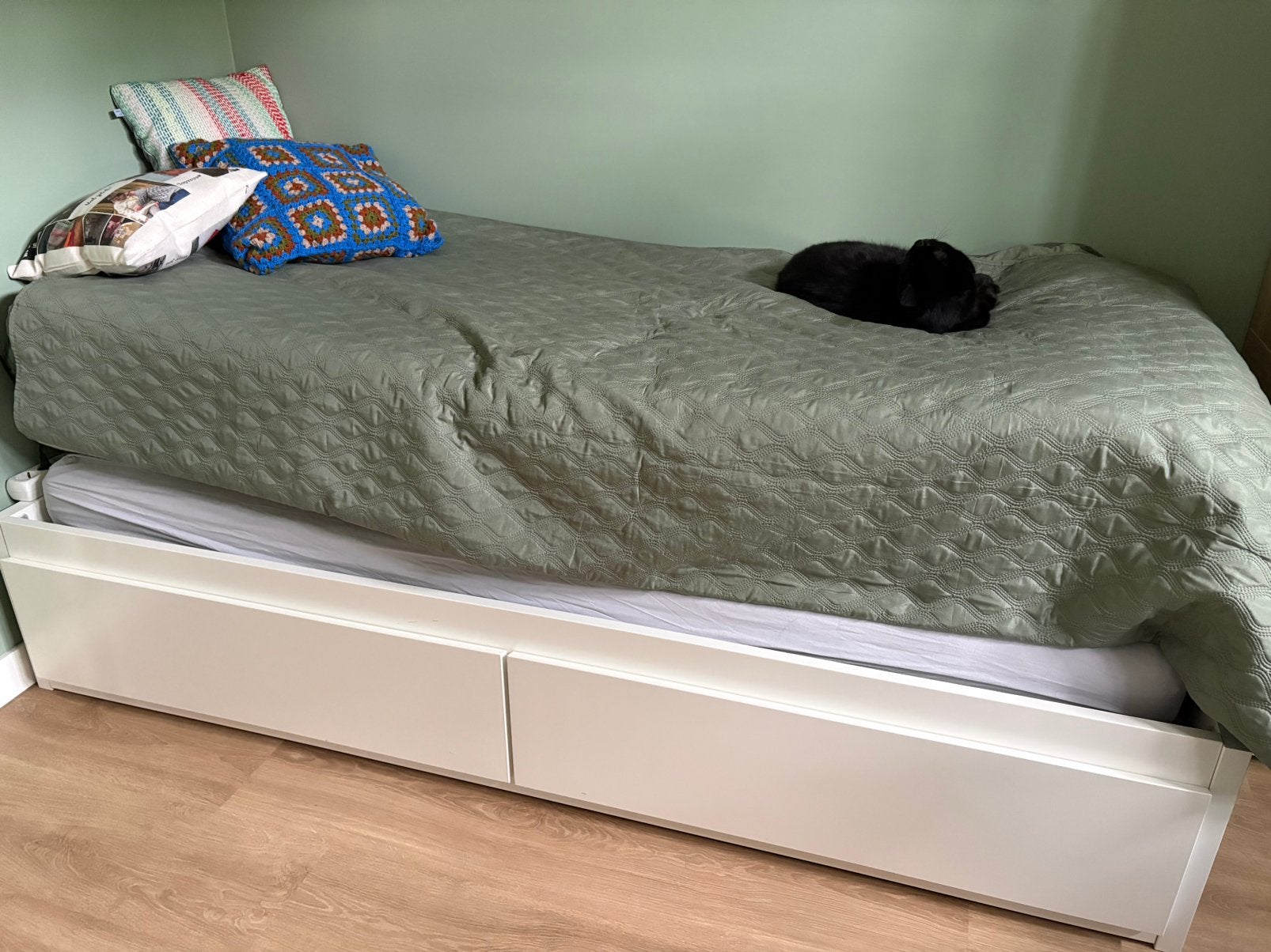Ikea uitschuifbaar bed, Huis en Inrichting, Slaapkamer | Bedden, Ophalen, 90 cm, Eenpersoons, Wit