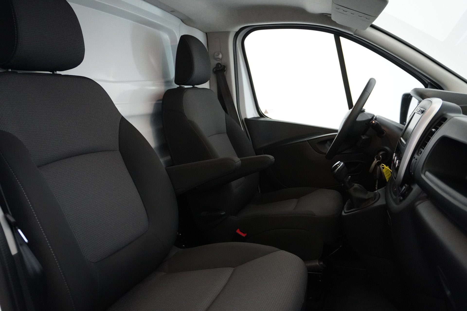 Renault Trafic 2.0 dCi 120PK EURO 6 - Airco - Navi - Cruise, Voorwielaandrijving, Dealer onderhouden, Gebruikt, 4 cilinders