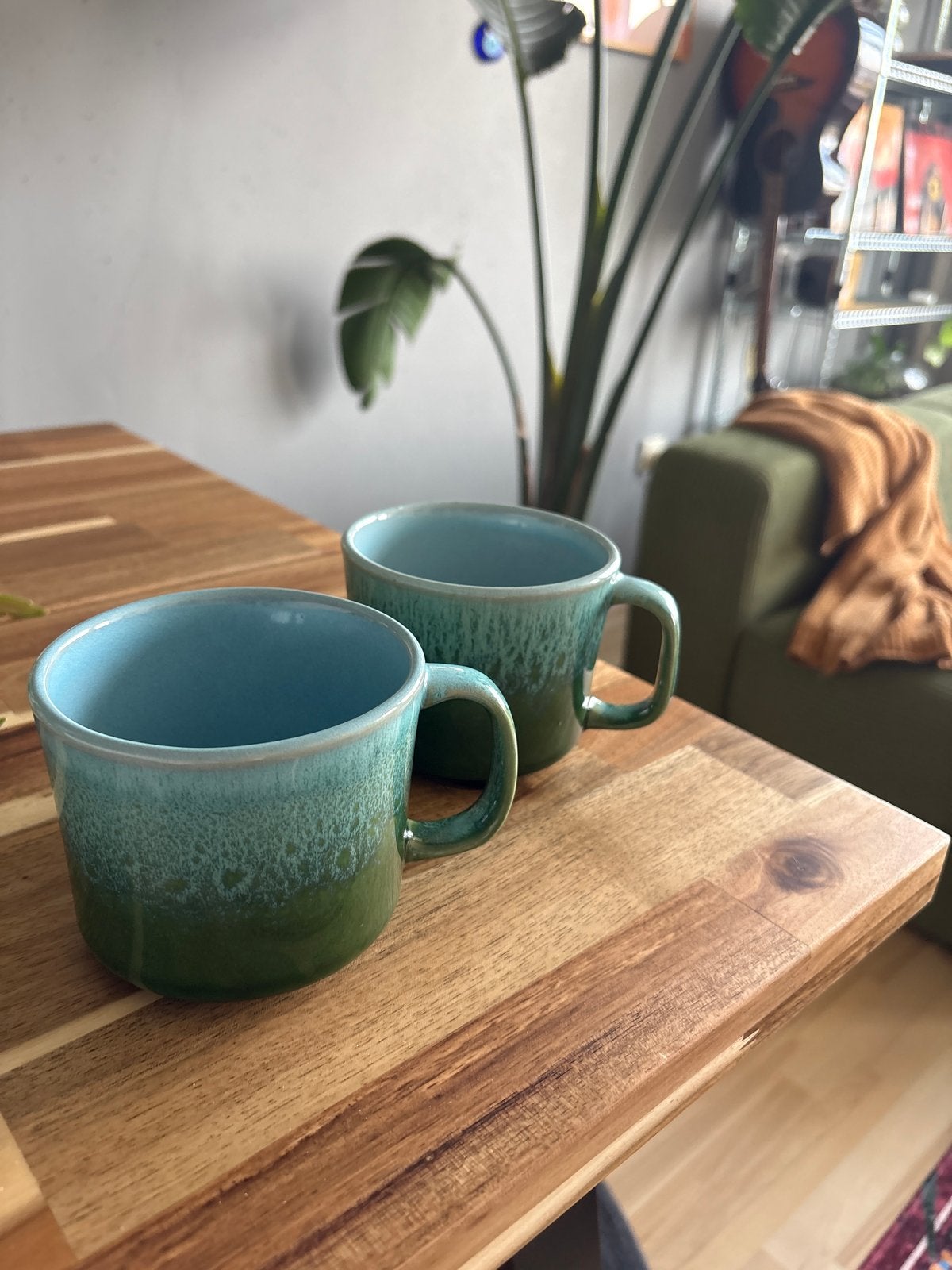 Set van 2 H&M Home mokken, groen/blauw, zo goed als nieuw, Huis en Inrichting, Keuken | Servies, Ophalen, Overige merken, Keramiek