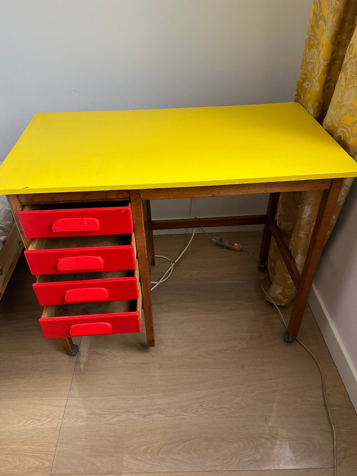 Bureau met met mooie kleuren, Huis en Inrichting, Ophalen, Gebruikt, Geel, Hout