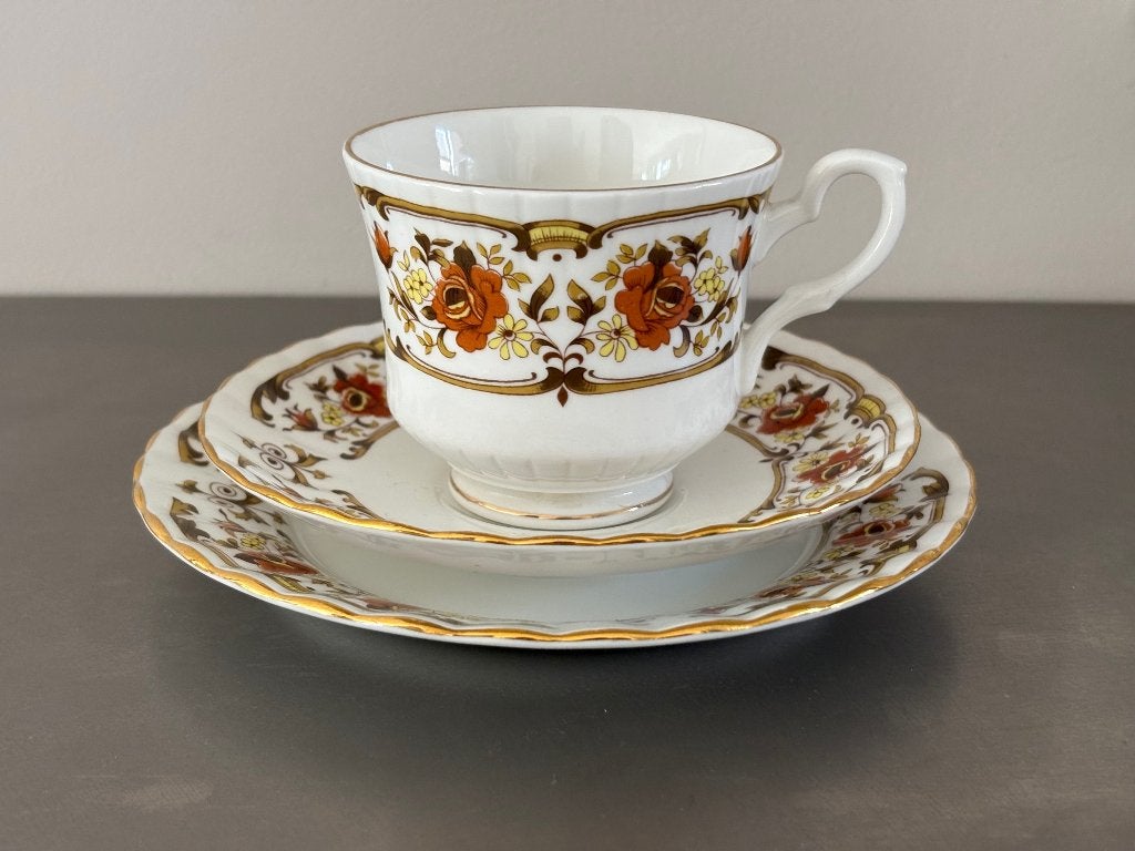 Royal Stafford 'Clovelly' Vintage Tea 4 Trio's (12-delig), Klassiek, Ophalen of Verzenden, Zo goed als nieuw, Kop(pen) en/of Schotel(s)