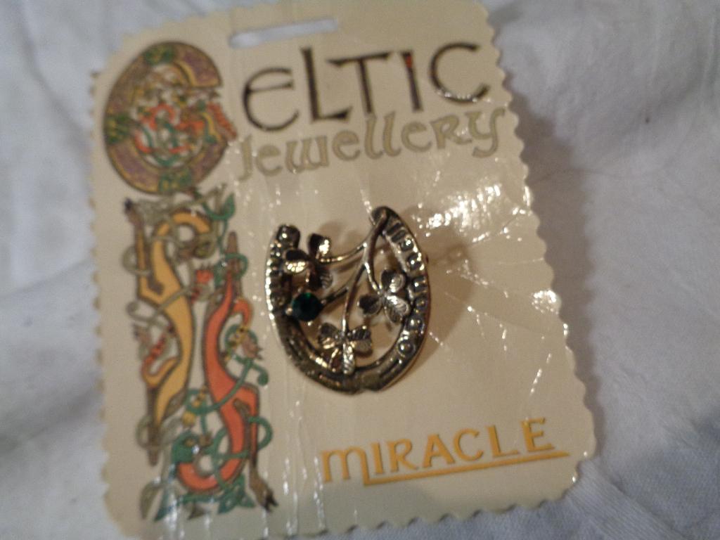 3 cm hoge geluks broche van miracle nr br 000, Ophalen of Verzenden, Nieuw, Zilver, Overige materialen
