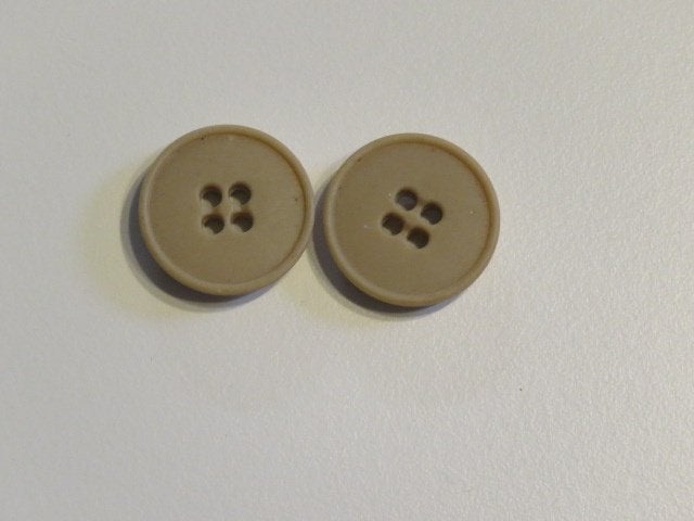 50 CENT OF GRATIS 2 beige vintage knopen 2 cm doorsnede, Hobby en Vrije tijd, Ophalen, Zo goed als nieuw, Knoop of Knopen