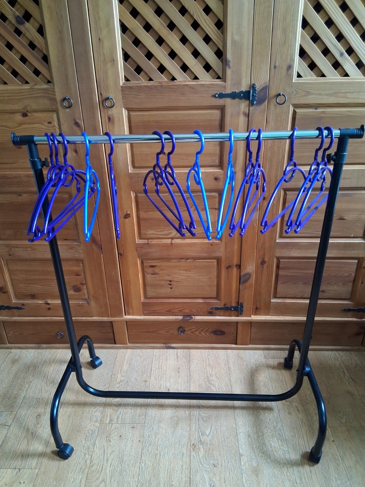 Kledingrek met 14 kledinghangers, Kleding | Dames, Kledinghangers, Zo goed als nieuw, Metaal, Volwassenen, Ophalen