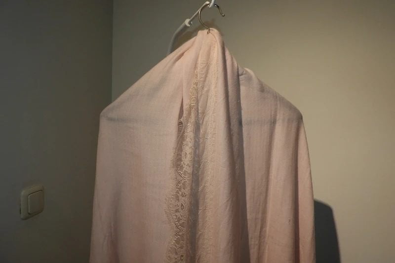 Marccain grote sjaal licht roze brede band met kant, Kleding | Dames, Mutsen, Sjaals en Handschoenen, Verzenden, Maat 46/48 (XL) of groter