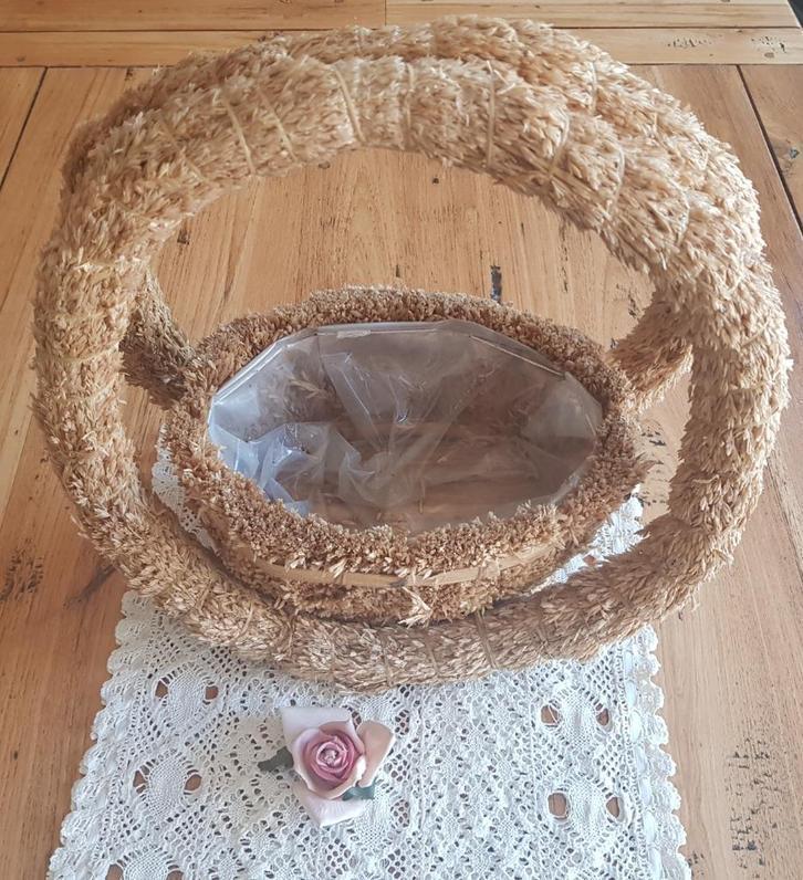 SALE 2 kransen & mandje ineen, natuurlijke materiaal, Huis en Inrichting, Overige materialen, -, Ophalen of Verzenden, Zo goed als nieuw
