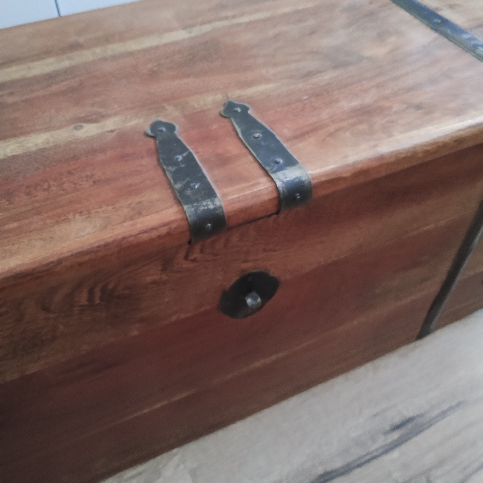 Houten kist met metalen accenten, Ophalen, Gebruikt, Minder dan 50 cm, 75 tot 100 cm