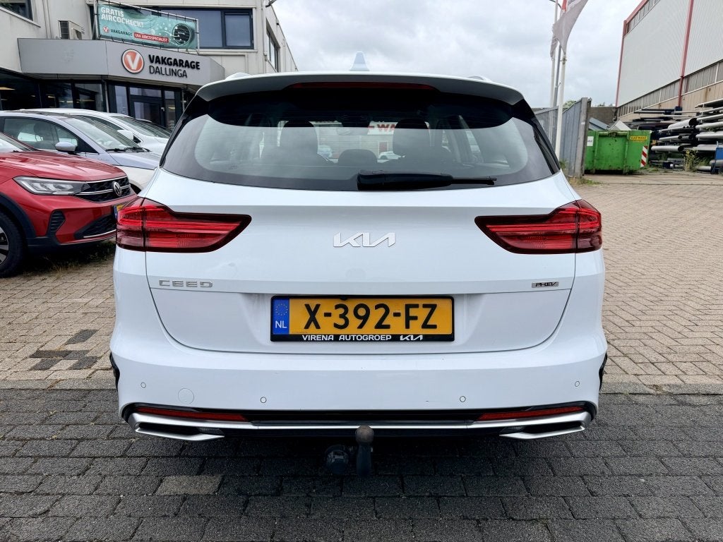 Kia Ceed Sportswagon 1.6 GDI PHEV Dynamicline (bj 2023), Auto's, Automaat, Stof, Gebruikt, Wit