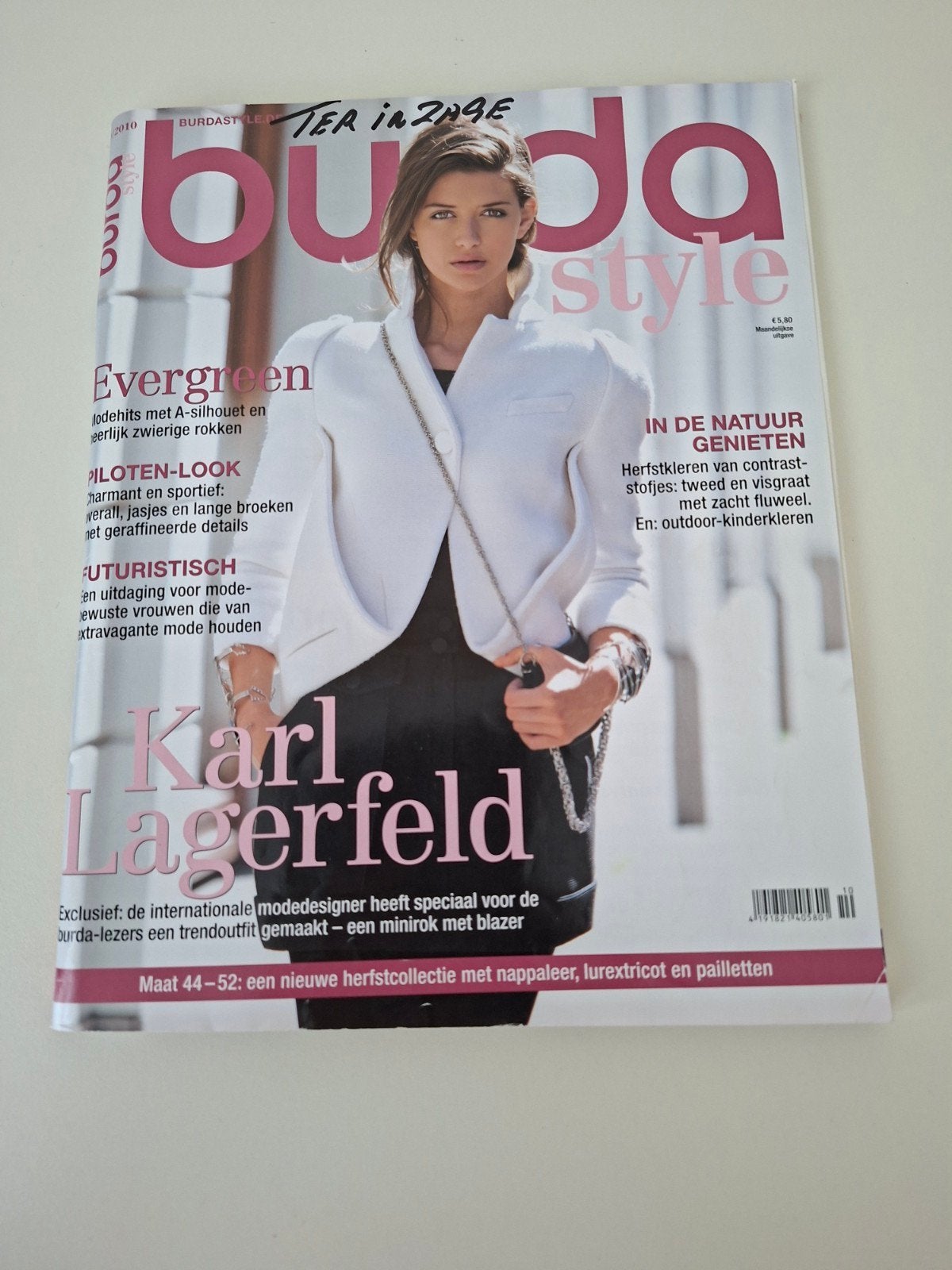 Burda Jaargang 2010 nr. 10, Hobby en Vrije tijd, Kledingpatronen, Ophalen of Verzenden, Zo goed als nieuw, Vrouw, Burda