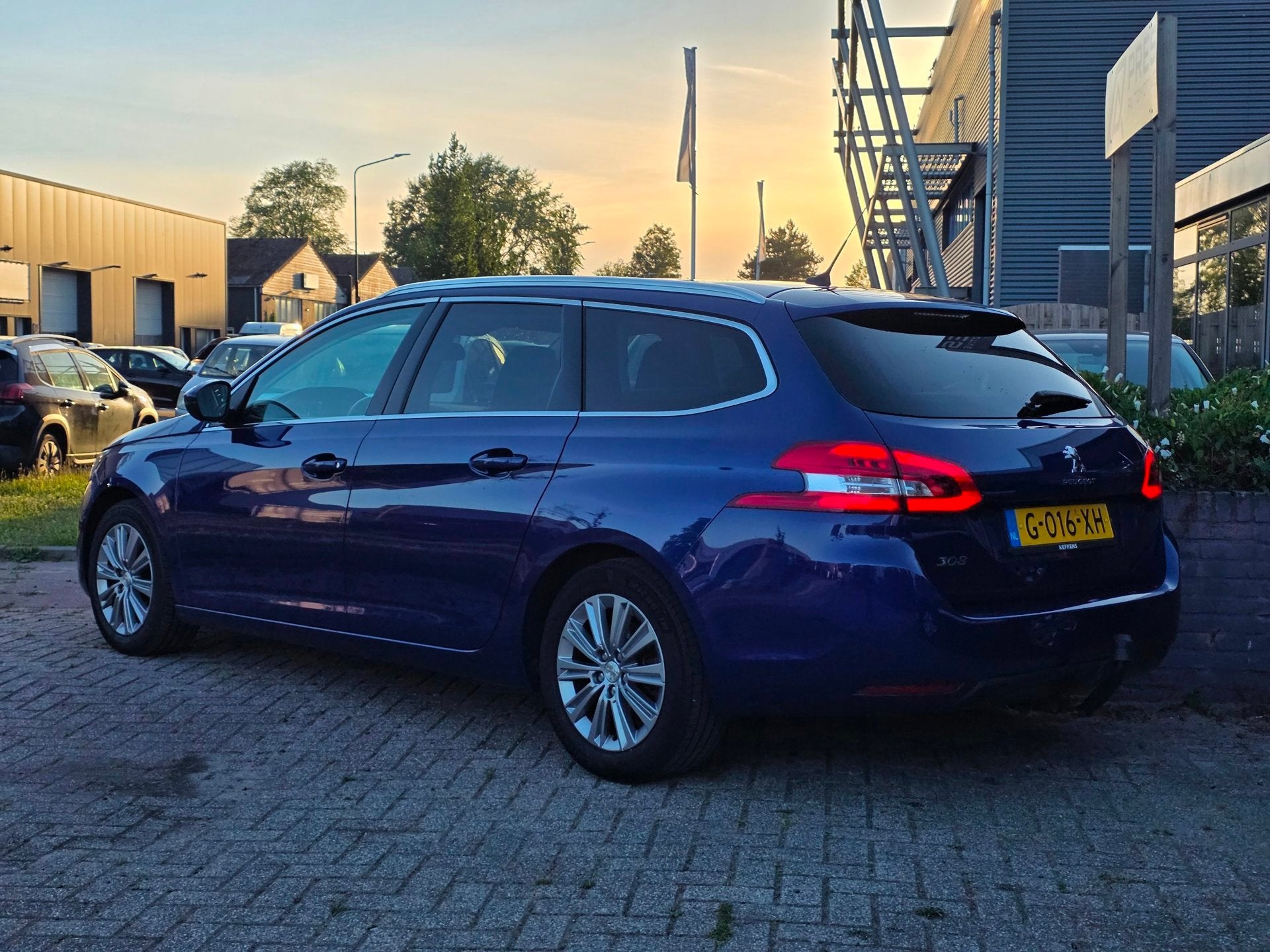 Peugeot 308 SW 1.2 PureTech Blue Lease Premium |ACC|PANO|CAM, Auto's, Voorwielaandrijving, Dealer onderhouden, Stof, Gebruikt