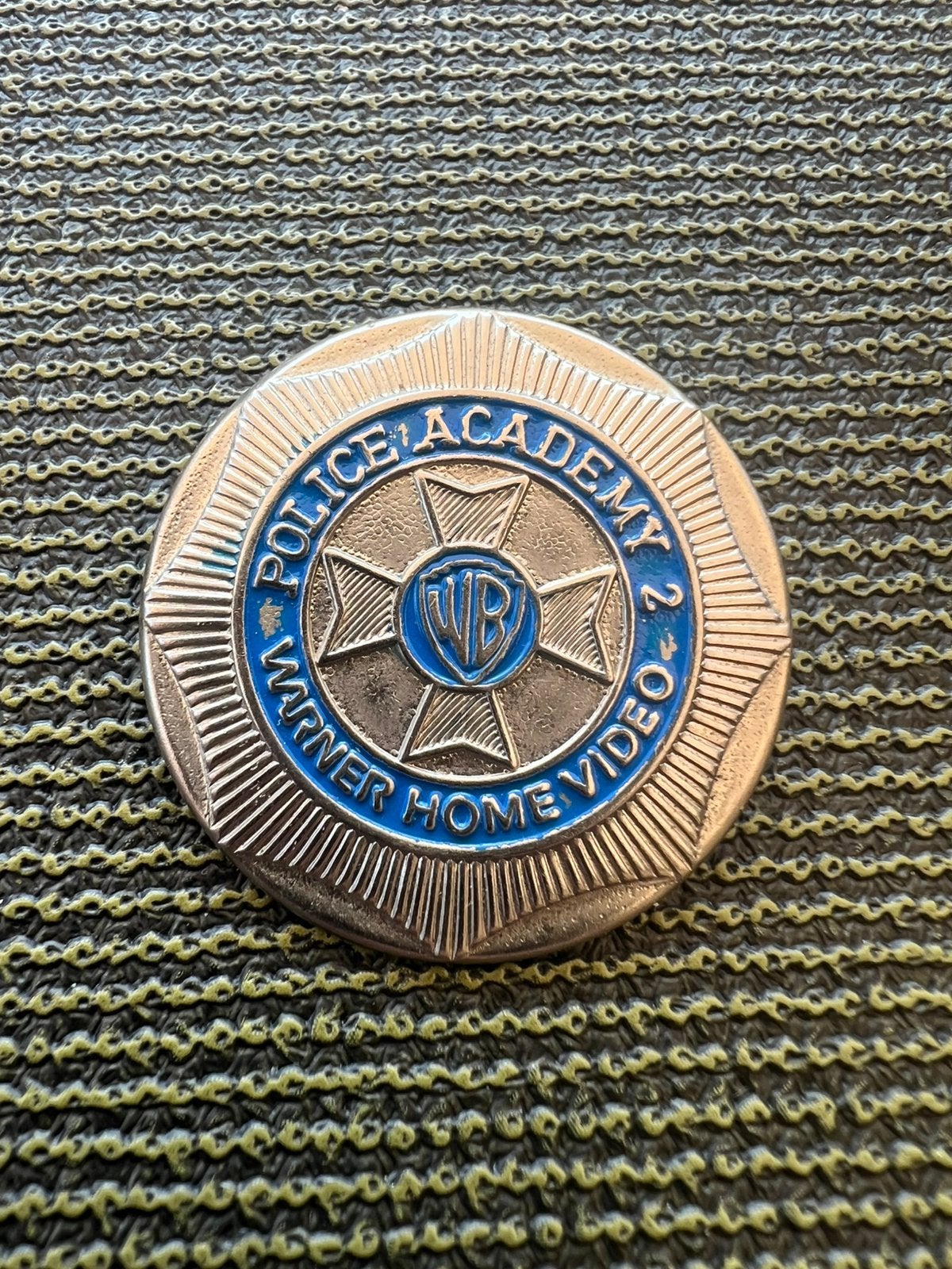 Metalen badge police academy, Ophalen of Verzenden, Overige soorten, Embleem of Badge