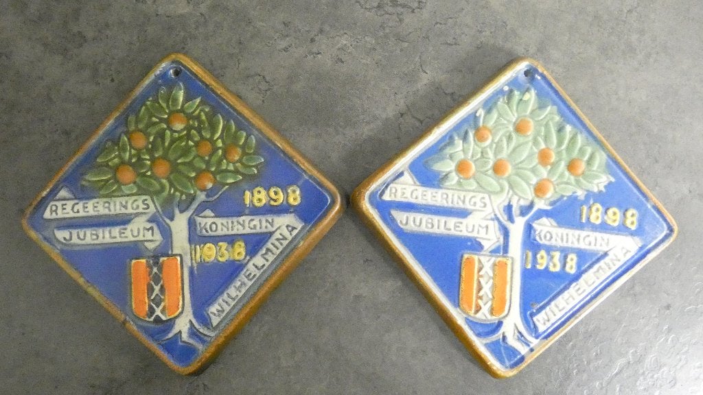 2x Cloisonné Regerings Jubileum tegel Wilhelmina 1938 [434], Ophalen of Verzenden, Gebruikt