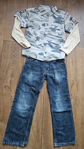 Set Nieuwe Legerprint Blouse en Donkerblauwe Jeans (128-134), Nieuw, Setje, Jongen, Diverse merken