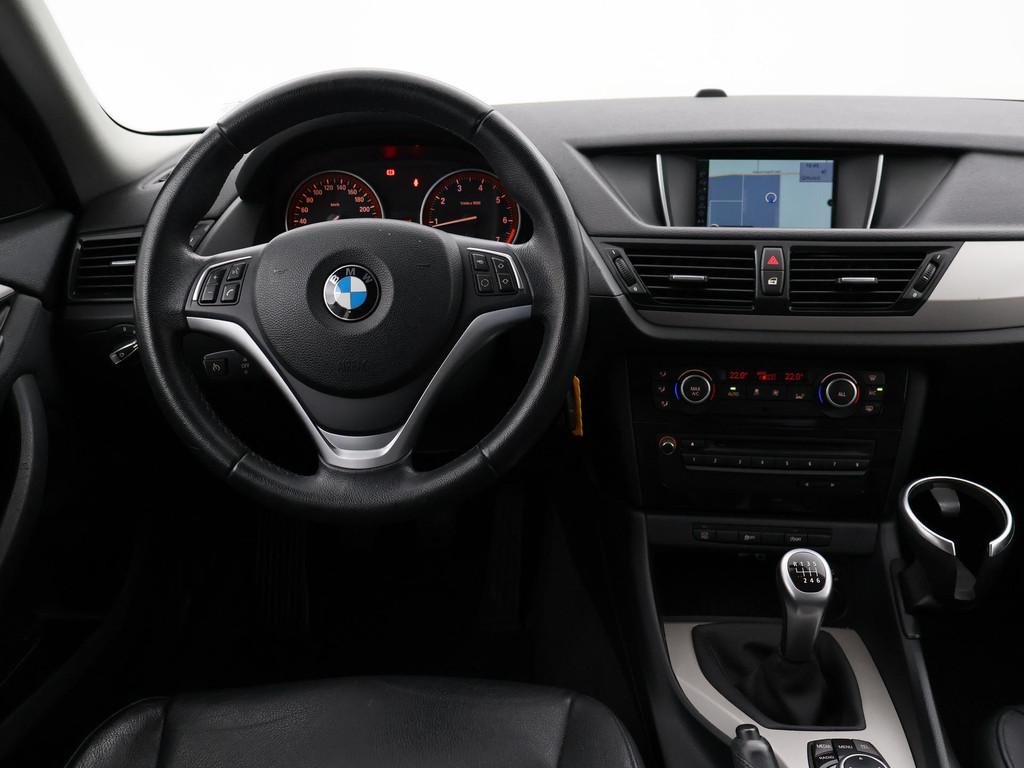 BMW X1 sDrive20i 184 PK UPGRADE EDITION + LEDER | XENON | NA, X1, Euro 5, Zwart, 4 cilinders