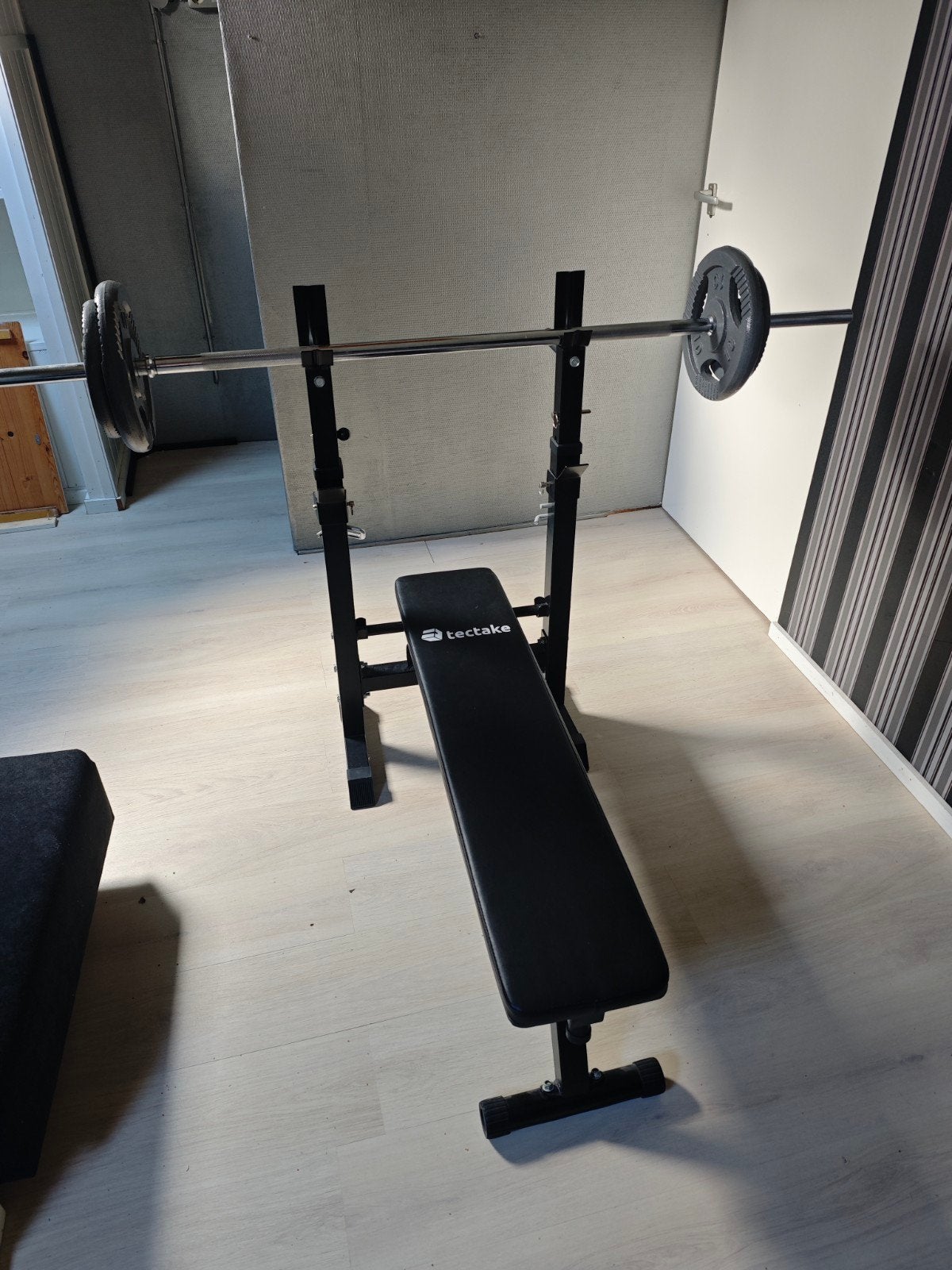Bankdrukbank (Tectake) ZGAN met halterstang en gewichten, Sport en Fitness, Fitnessmaterialen, Ophalen, Zo goed als nieuw, Armen