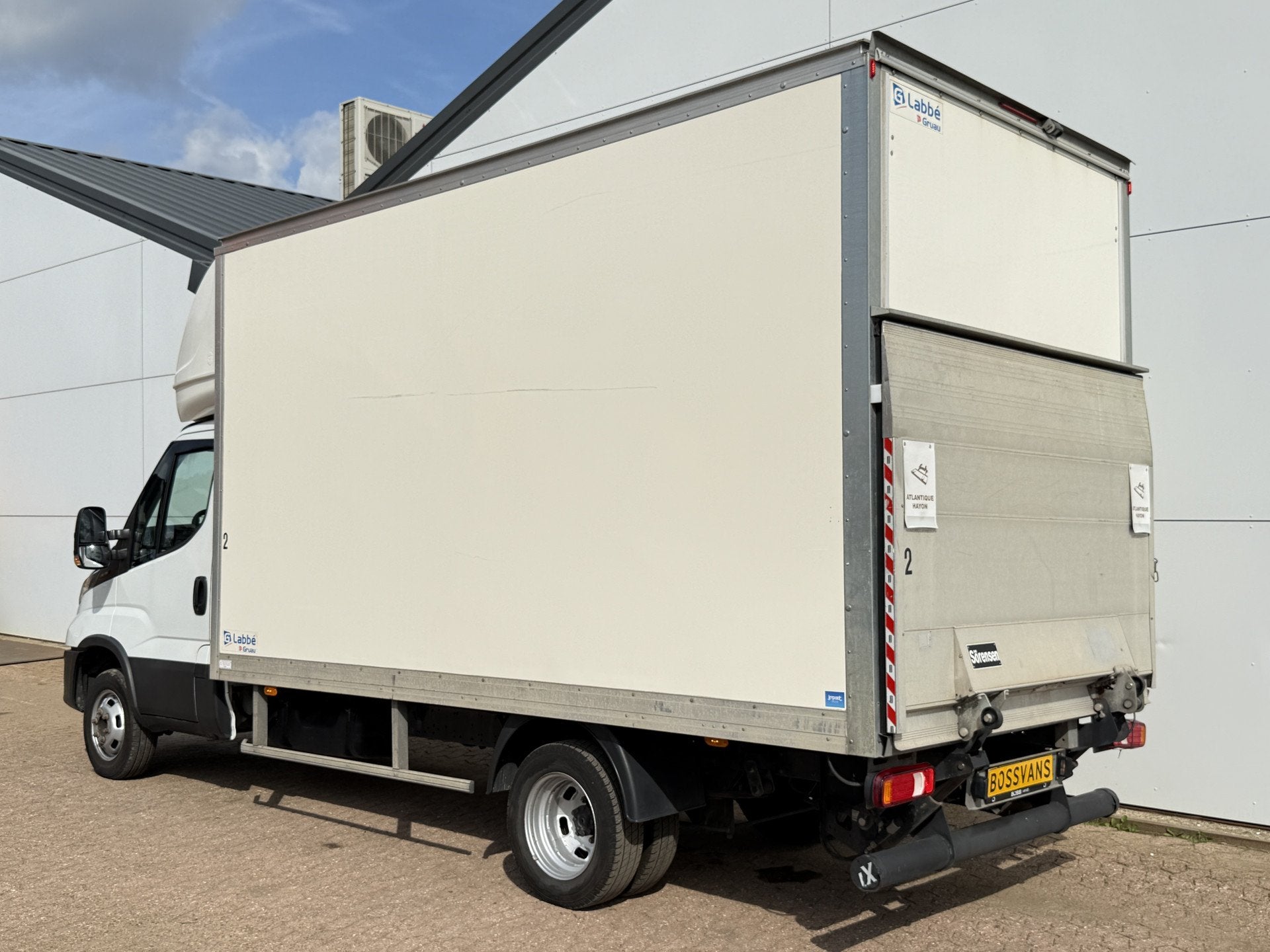 Iveco Daily 35C16 3.0 160PK Bakwagen Laadklep Zijdeur Camera, Auto's, Gebruikt, Zwart, 4 cilinders, Iveco