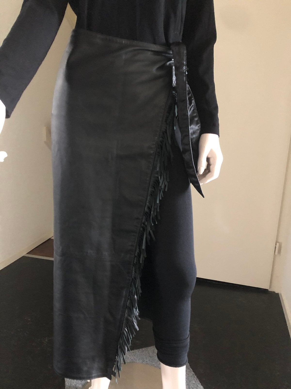 Francois! Zwarte omslagrok van nappaleer. MtL, Kleding | Dames, Rokken, Ophalen of Verzenden, Zo goed als nieuw, Zwart, Onder de knie