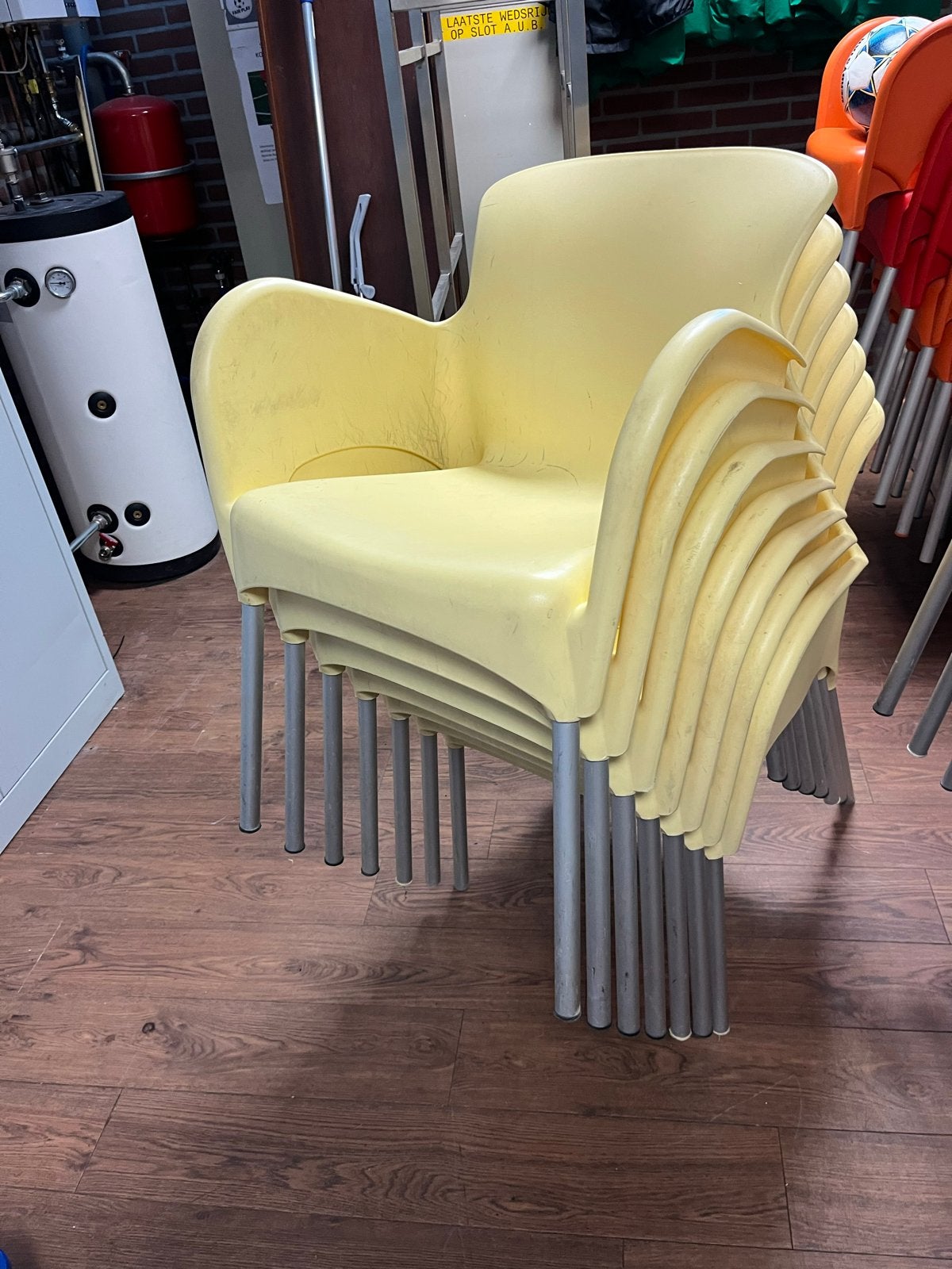 16 Stapelbare Stoelen - 8 Wit & 8 Geel, Ophalen, Kunststof, Overige kleuren, Zo goed als nieuw