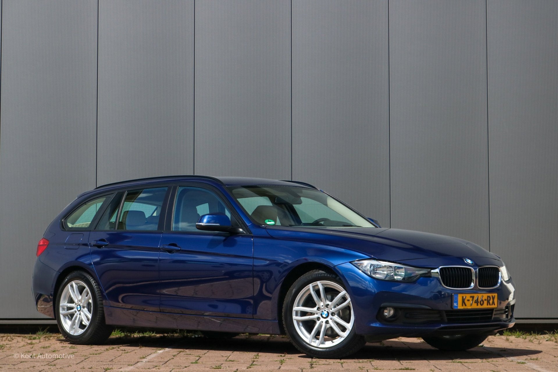 BMW 3-serie Touring 318d Centennial High Executive | Trekhaa, Automaat, 745 kg, 4 cilinders, Blauw