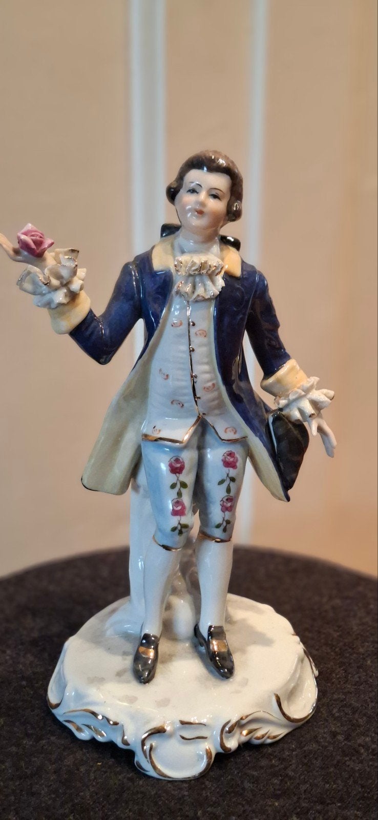 Rococo Beeldje Man met Roos - Handgeschilderd Kato Keramiek, Ophalen of Verzenden
