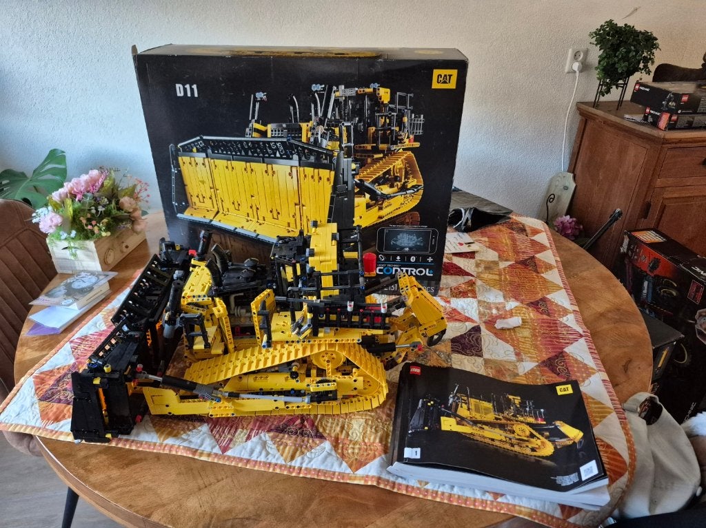 Lego Cat D11 42131 Bulldozer met doos en boekjes, Kinderen en Baby's, Speelgoed | Duplo en Lego, Lego, Ophalen of Verzenden, Zo goed als nieuw