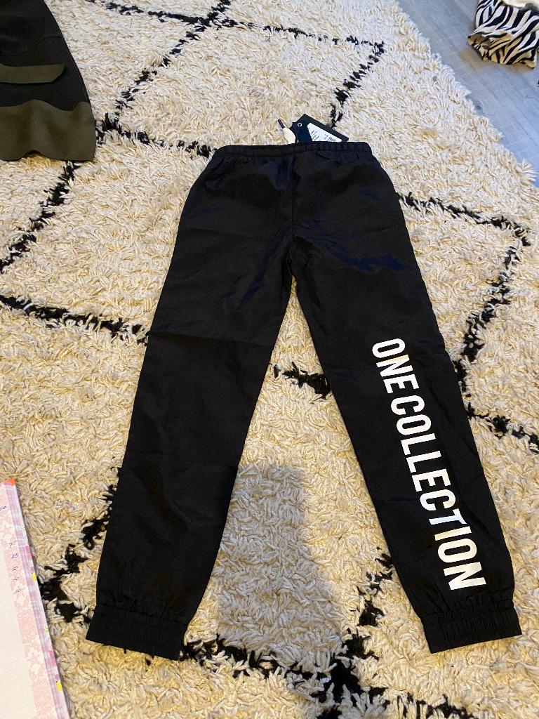 Nik&Nik zwarte broek maat 122 -128, Kinderen en Baby's, Kinderkleding | Maat 122, Broek, Nik&Nik, Ophalen of Verzenden, Zo goed als nieuw
