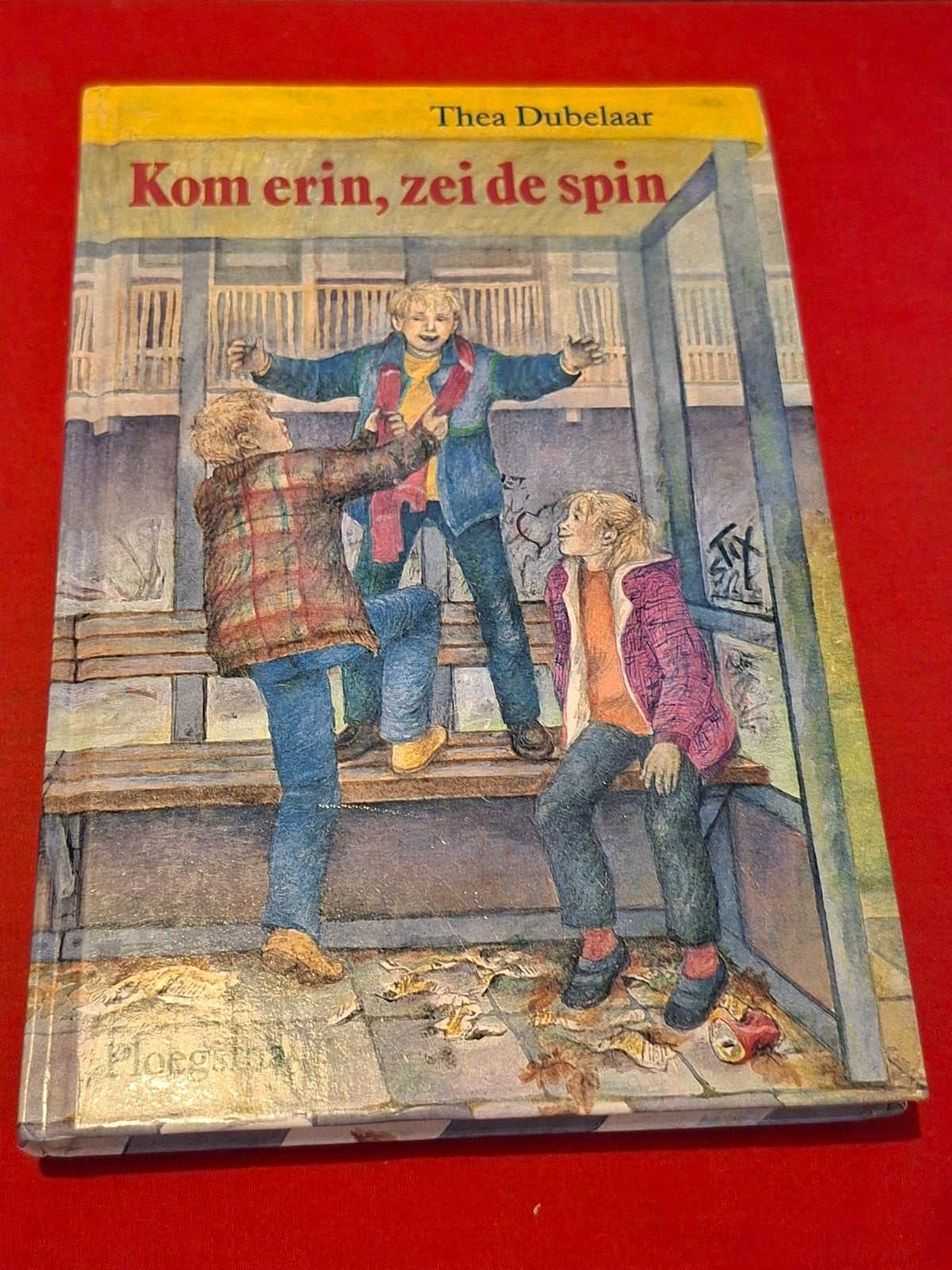 GESIGNEERD Kom erin, zei de spin. Thea Dubelaar., Ophalen of Verzenden, Gelezen