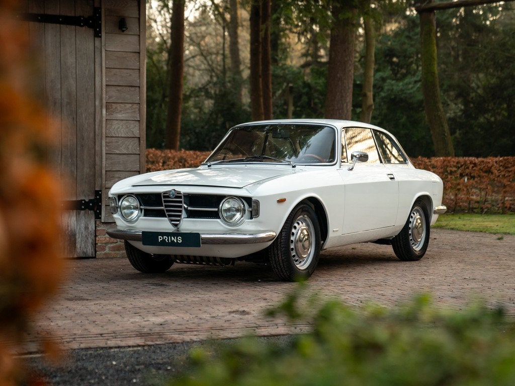 Alfa Romeo GT 1300 Junior | Recently restored | 25-year-owne, Auto's, Oldtimers, Achterwielaandrijving, Wit, Handgeschakeld, Grijs