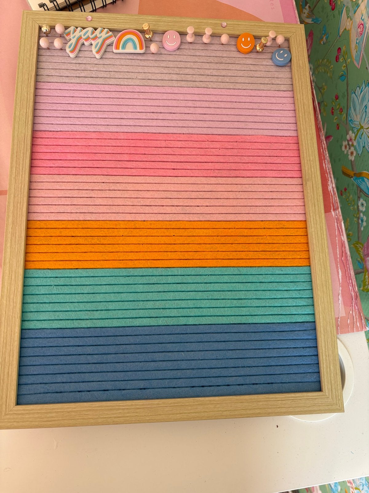 Brik bord met vrolijke kleuren en decoratie, Ophalen, Hout, Meerkleurig, Zo goed als nieuw