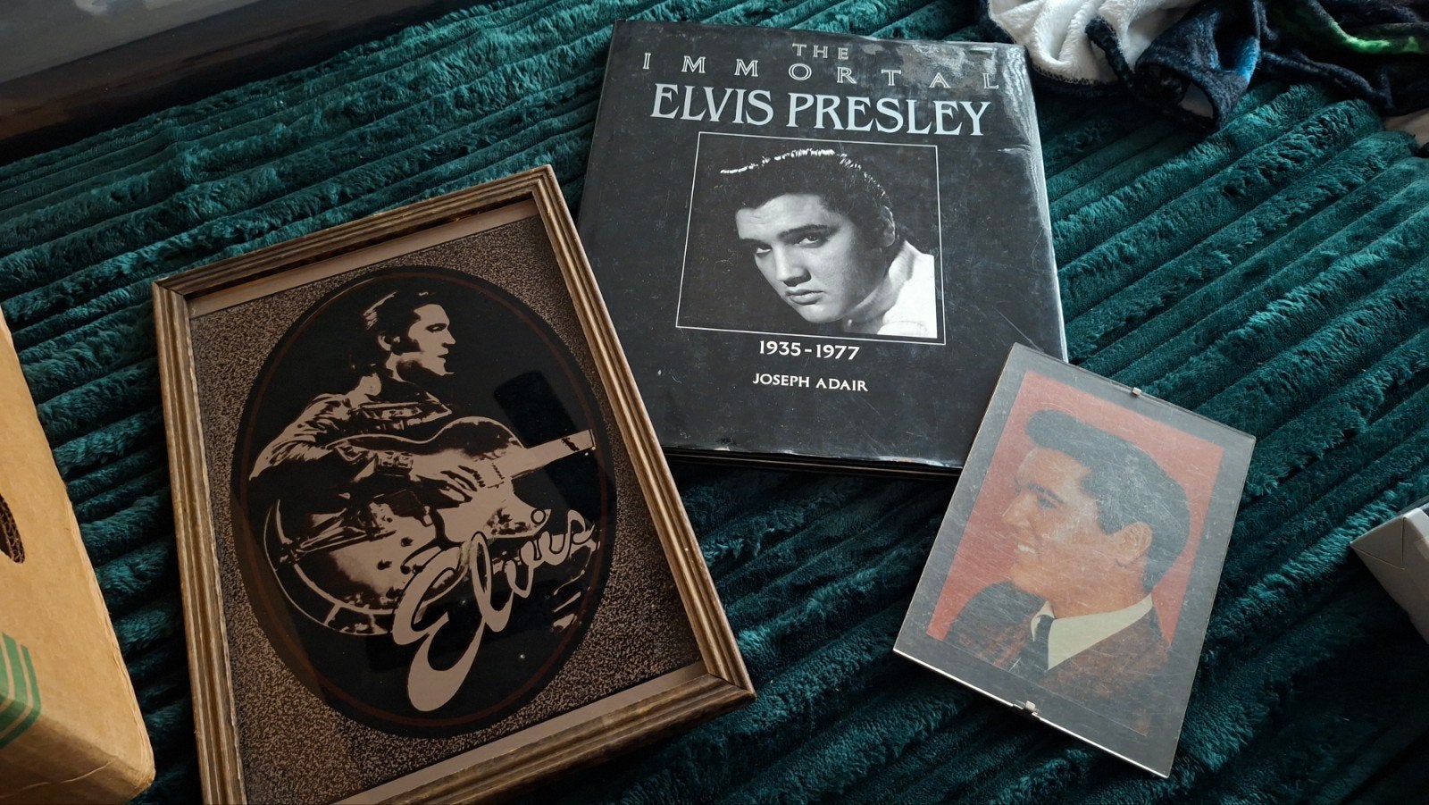 Elvis Presley Boek, Lijst en Foto - Collectors Item, Ophalen, Zo goed als nieuw, Artiest, Joseph Adair