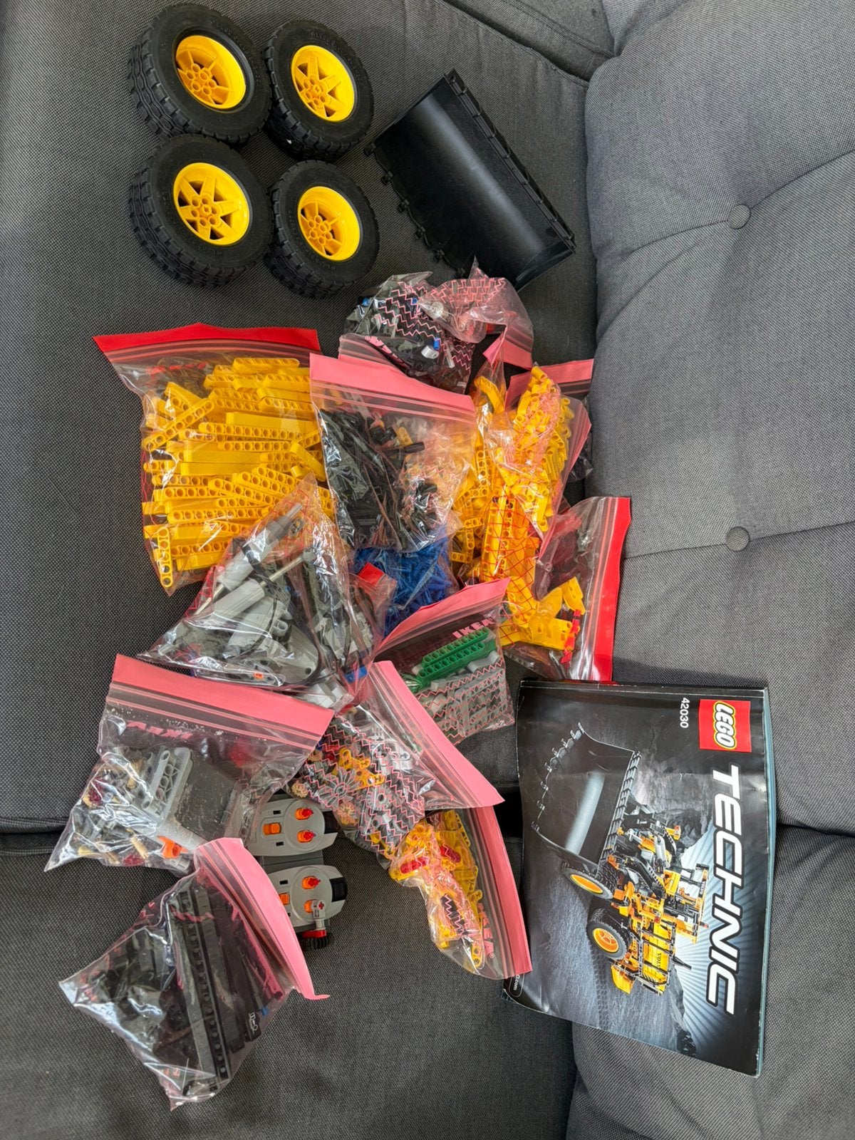 LEGO TECHNIC VOLVO L350F WIELLADER, Ophalen of Verzenden, Zo goed als nieuw