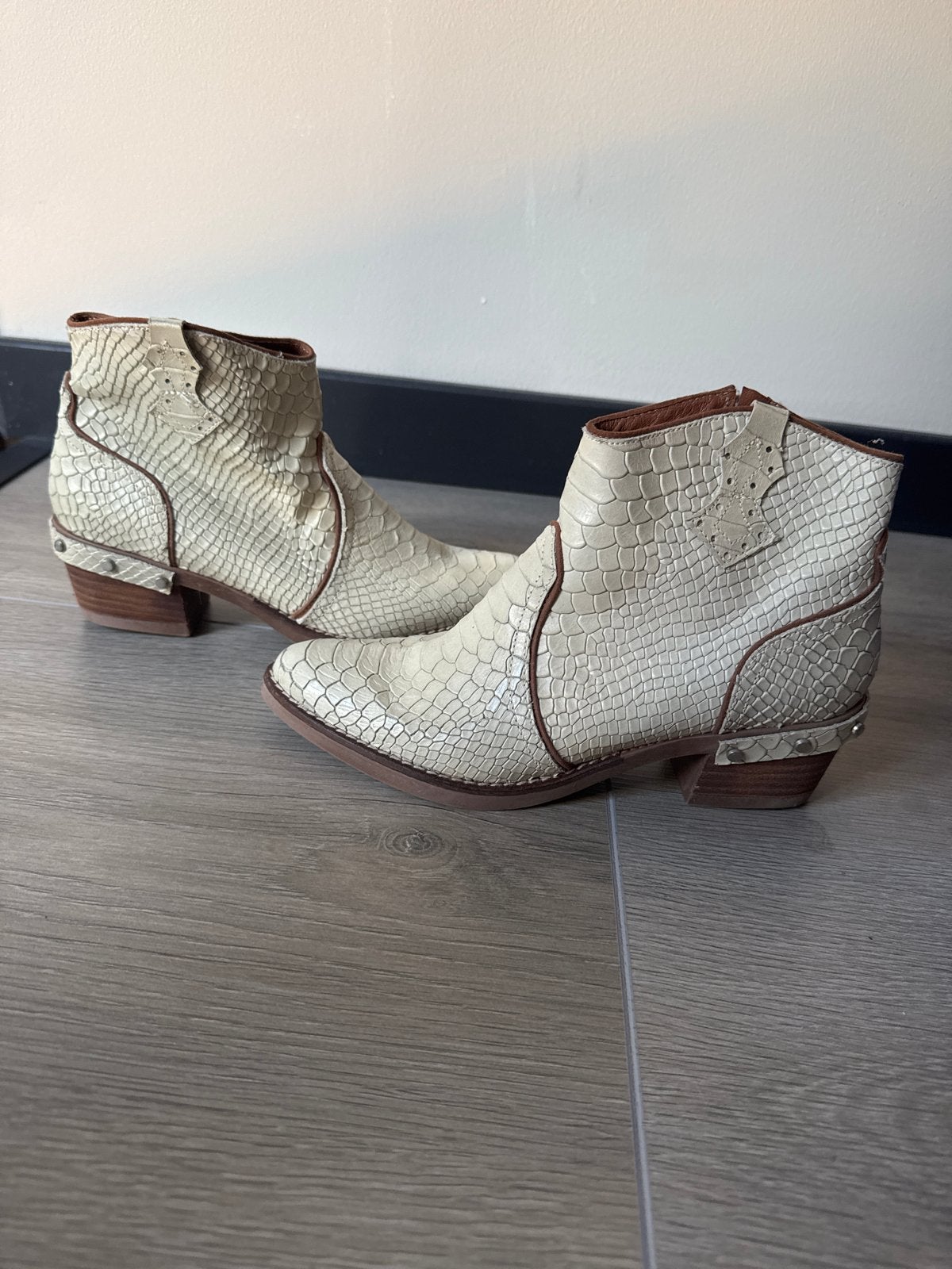 Dames laarzen met slangenprint, maat 36, Kleding | Dames, Schoenen, Beige, Lage of Enkellaarzen, Ophalen of Verzenden, Gedragen