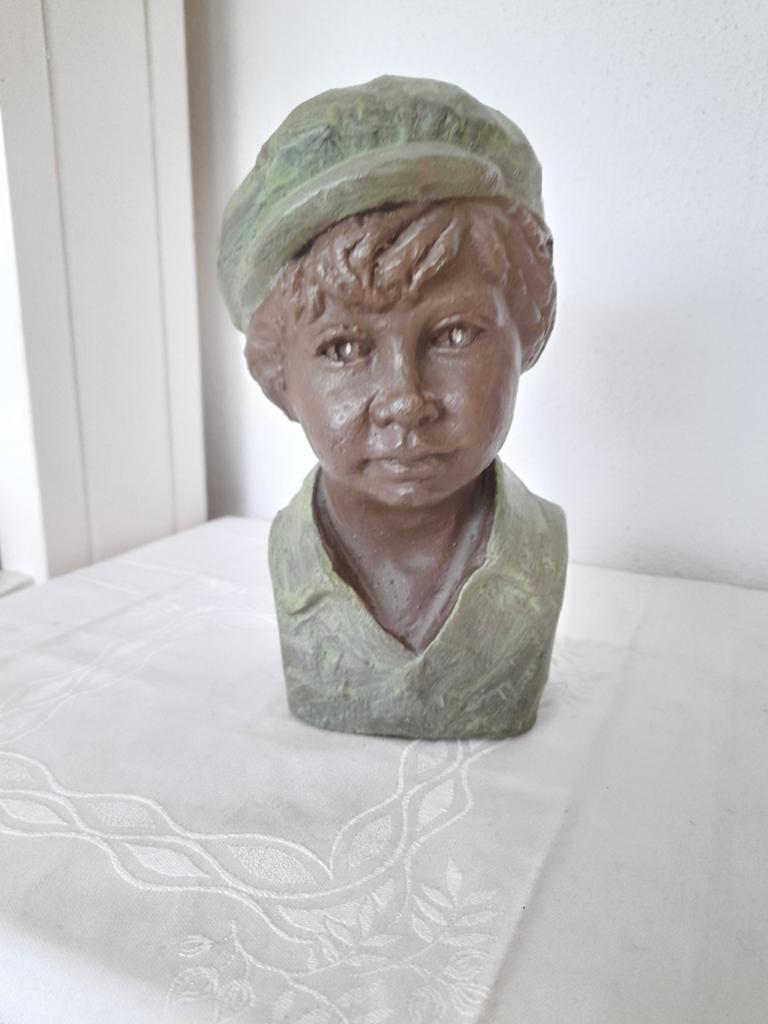 Geert Kunen beeldje van jongen met pet - 19cm hoog, Minder dan 20 cm, Handgemaakt, Buste, Ophalen of Verzenden
