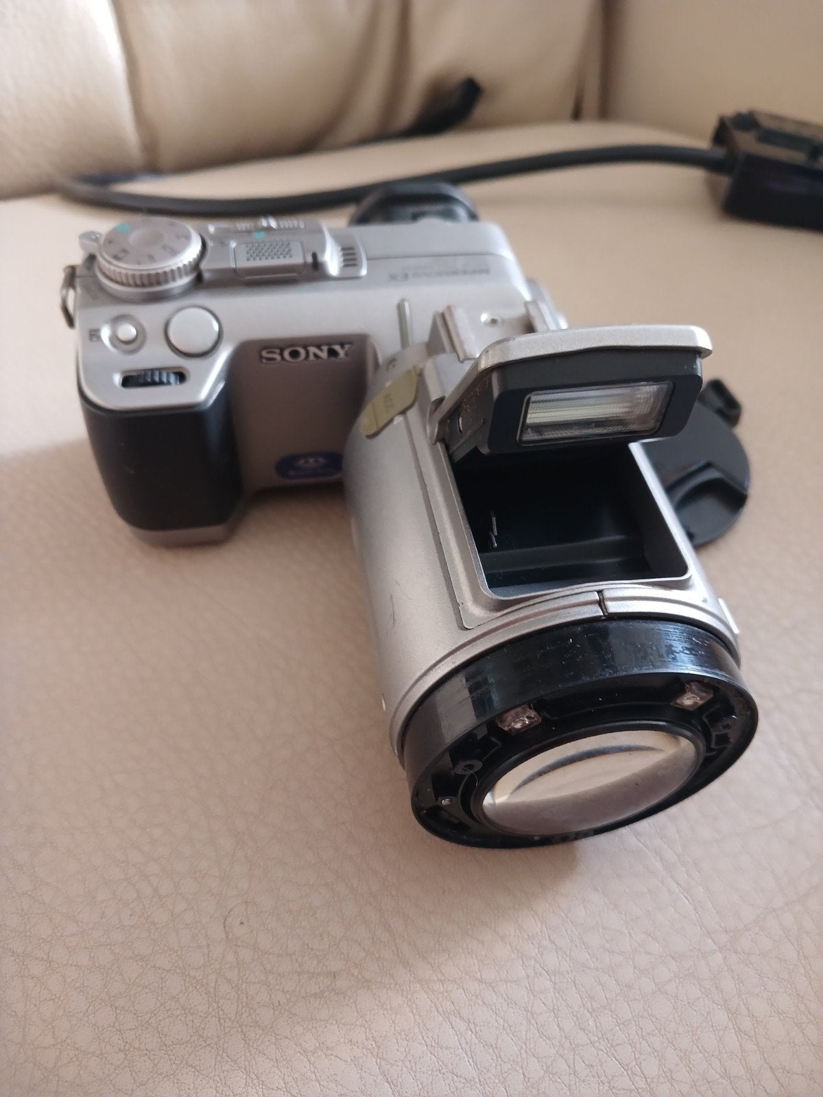 Sony DSC-F707 Cyber-shot - Defect voor onderdelen, Ophalen of Verzenden, Compactcamera, 4 t/m 7 keer, Sony