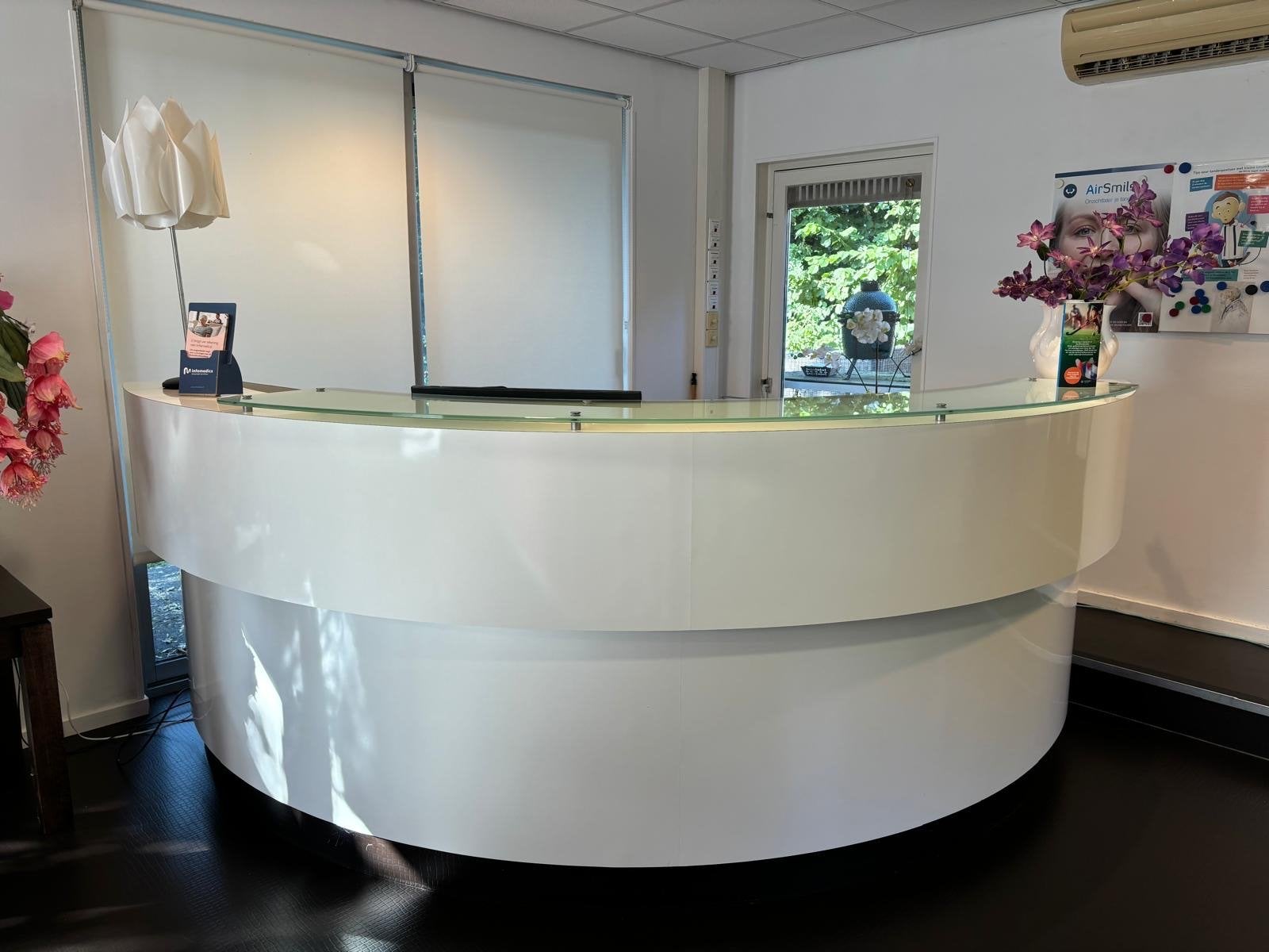 Moderne witte receptiebalie met glazen blad, Receptie of Entree, Ophalen, Gebruikt, Overige typen