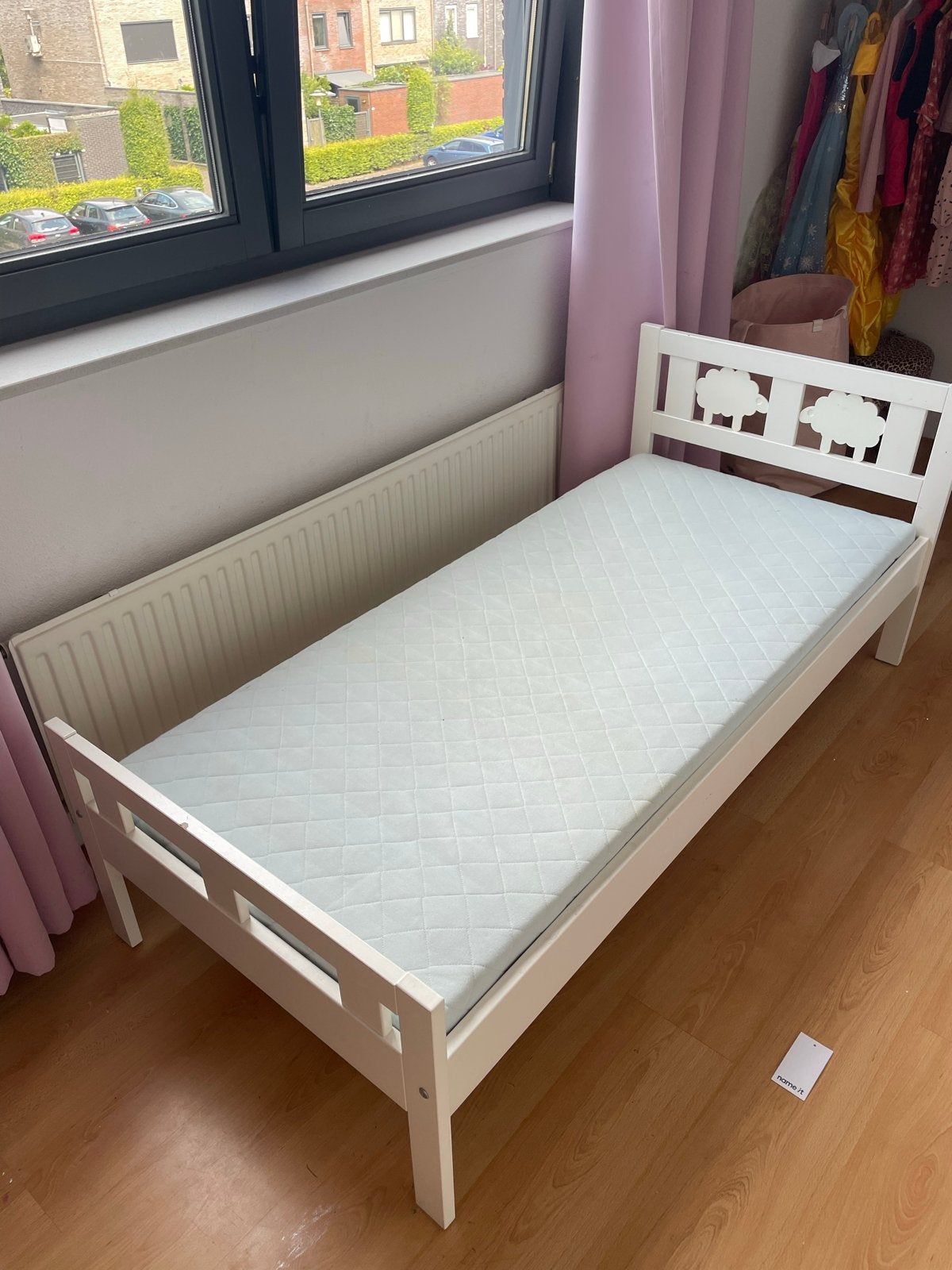 Wit peuterbed van Ikea met schapenhoofdeinde en matras, Ophalen, Gebruikt, 70 tot 85 cm, Lattenbodem