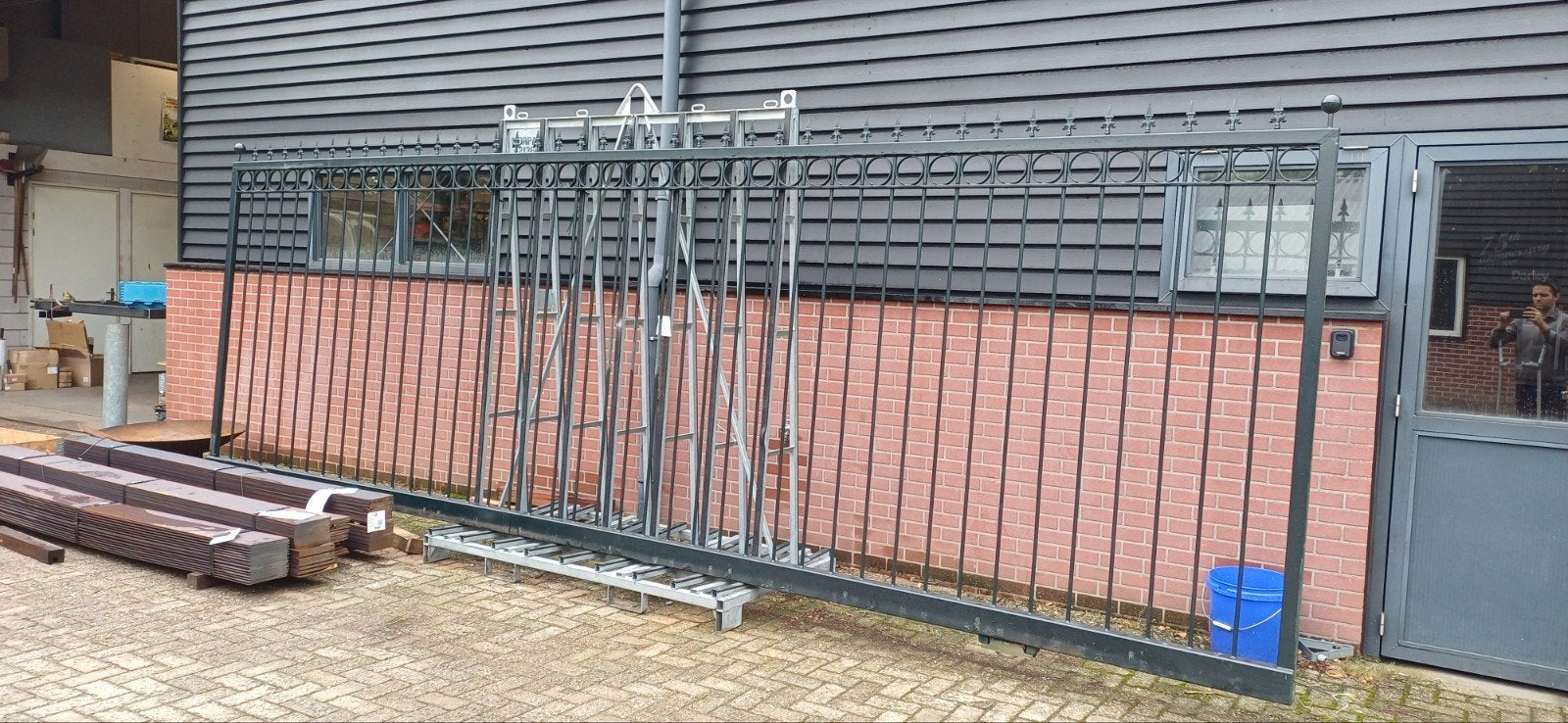 Schuifpoort 660x220cm met gelagerde wielen, Ophalen, Met poort, Gebruikt, Spijlenhekwerk