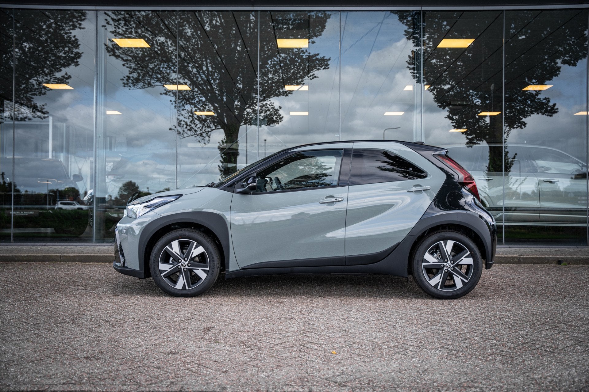 Toyota Aygo X Hybrid 115 pulse Automaat * Stoelverwarming *, Stof, Gebruikt, Zwart, 4 stoelen