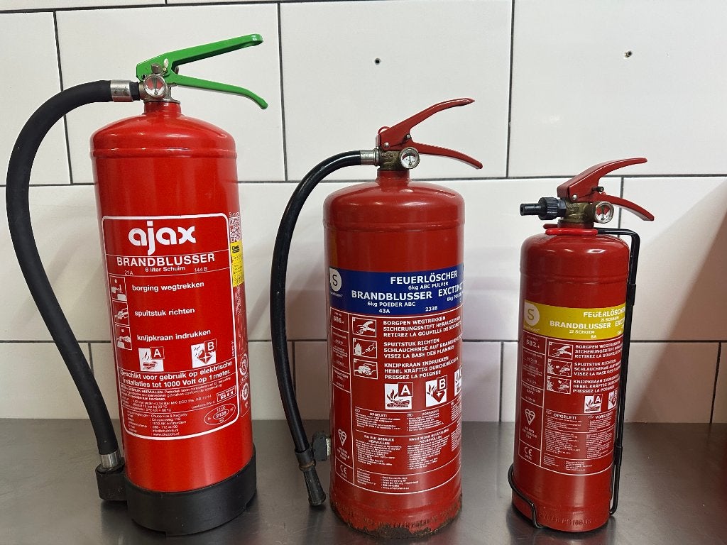 3 brandblussers samen: 6L schuim, 6 kg poeder, 2L schuim, Ophalen, Gebruikt, Brandblusser