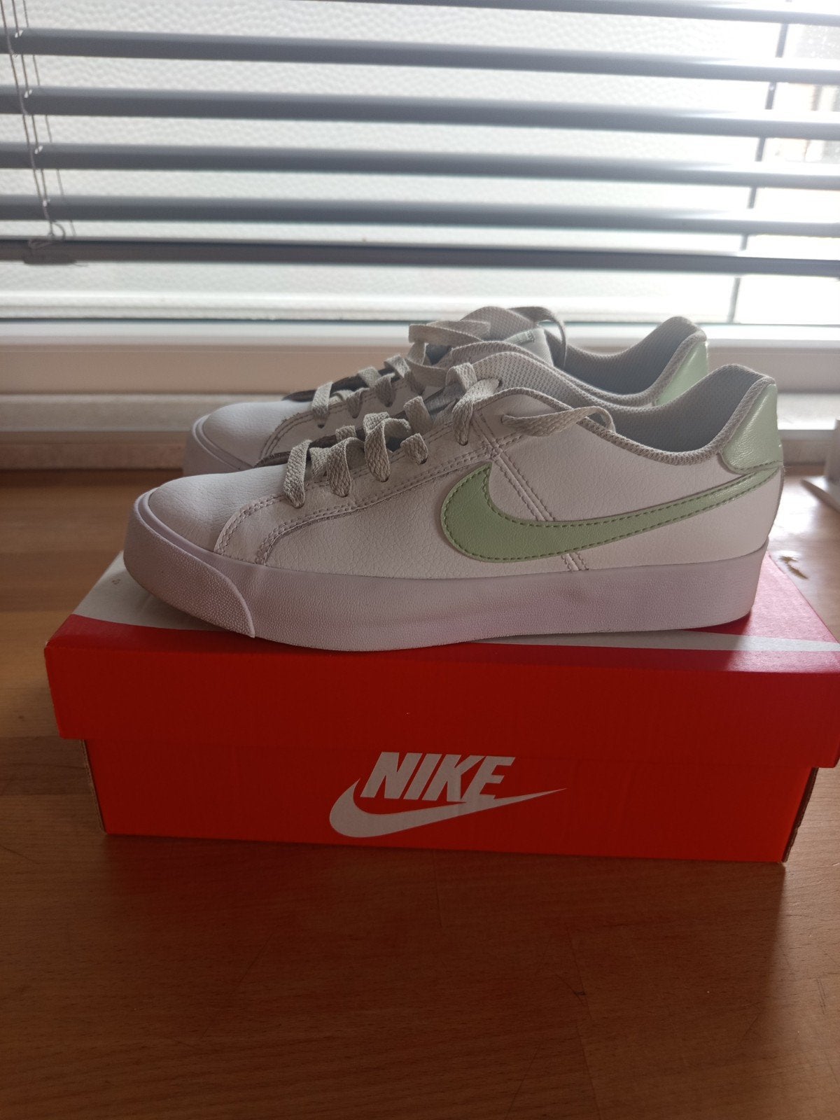 Nike courts royale ac 38 white/pistache frost, Kleding | Dames, Wit, Nike, Ophalen of Verzenden, Sneakers of Gympen