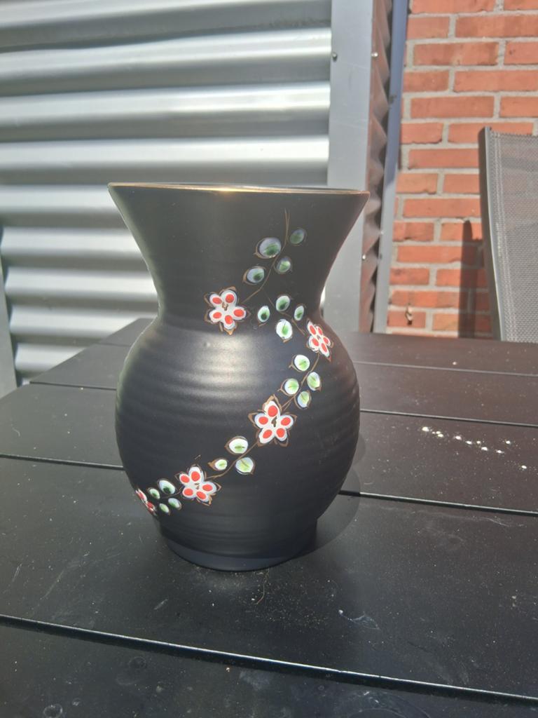 Vintage Regina Gouda vaas, zwart met bloemmotief, Ophalen of Verzenden