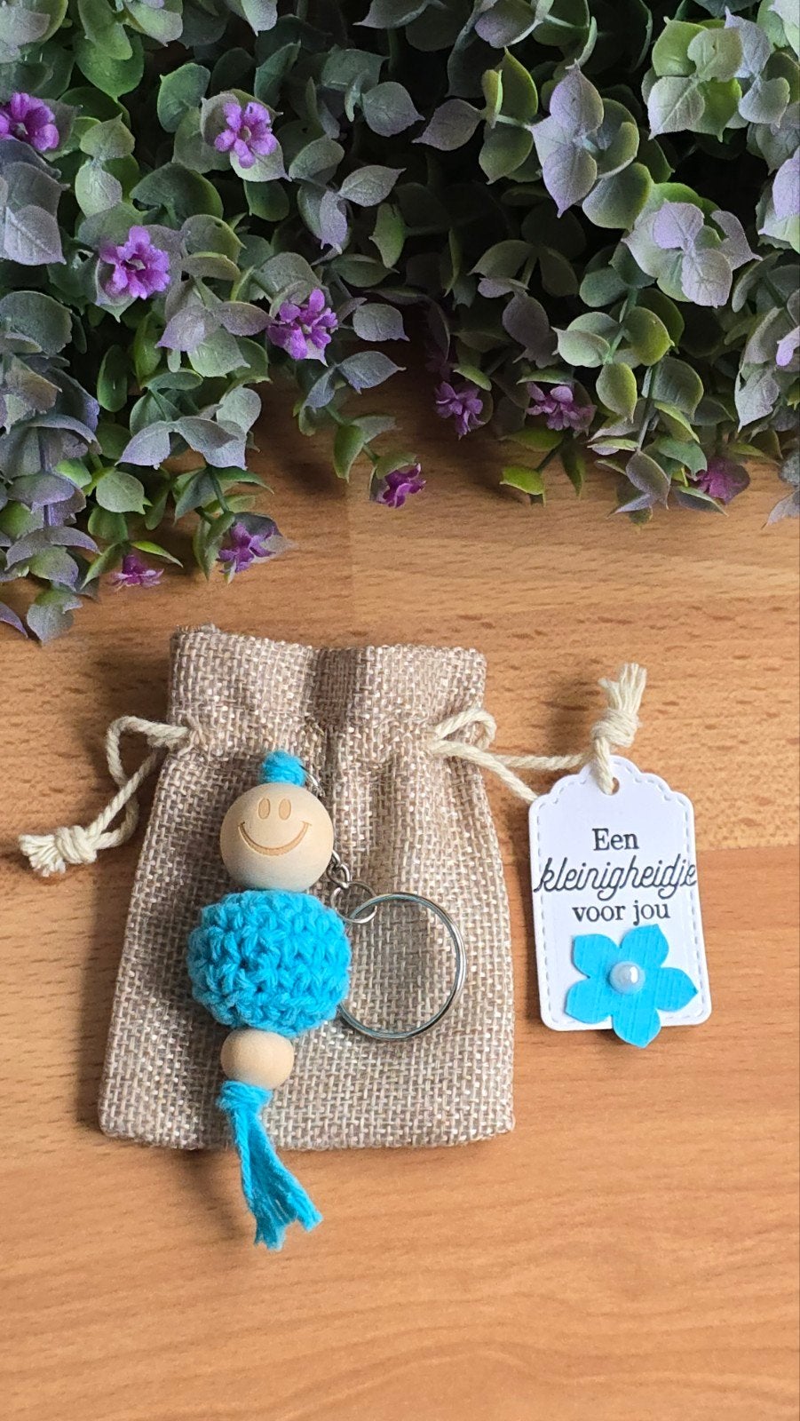 Zelfgemaakte gehaakte smiley sleutelhanger in jute zakje, Verzamelen, Ophalen of Verzenden, Zo goed als nieuw
