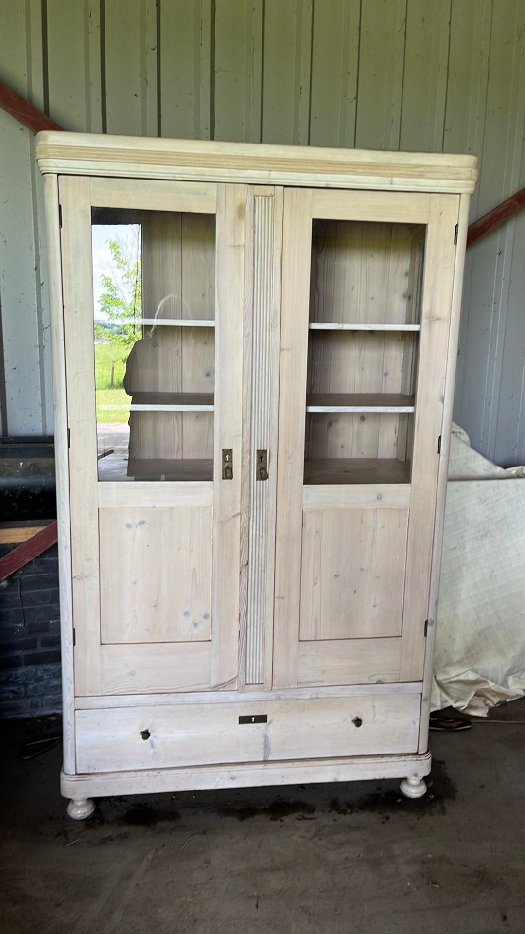 White wash kast / vitrinekast met planken, Ophalen, Zo goed als nieuw