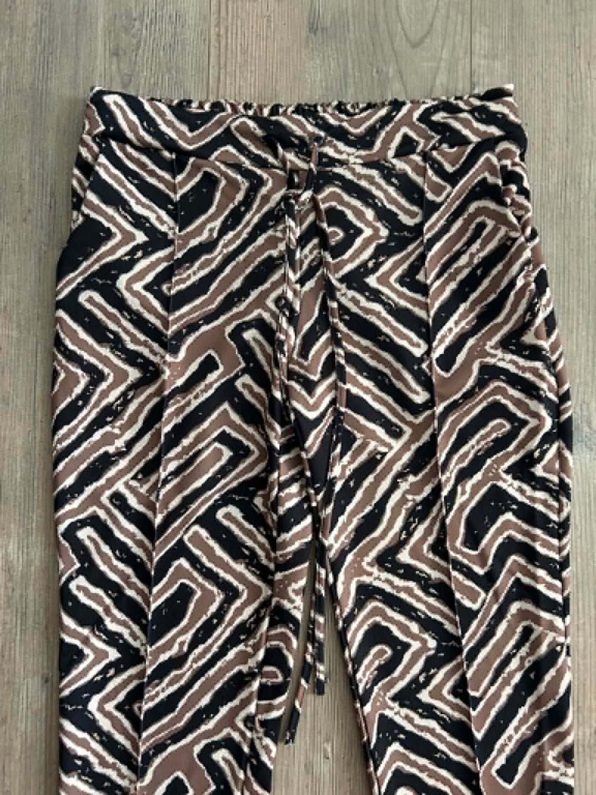 Broek met print - Zwart, bruin, wit, Maat 38/40 (M), Meerkleurig, Ophalen of Verzenden, Zo goed als nieuw