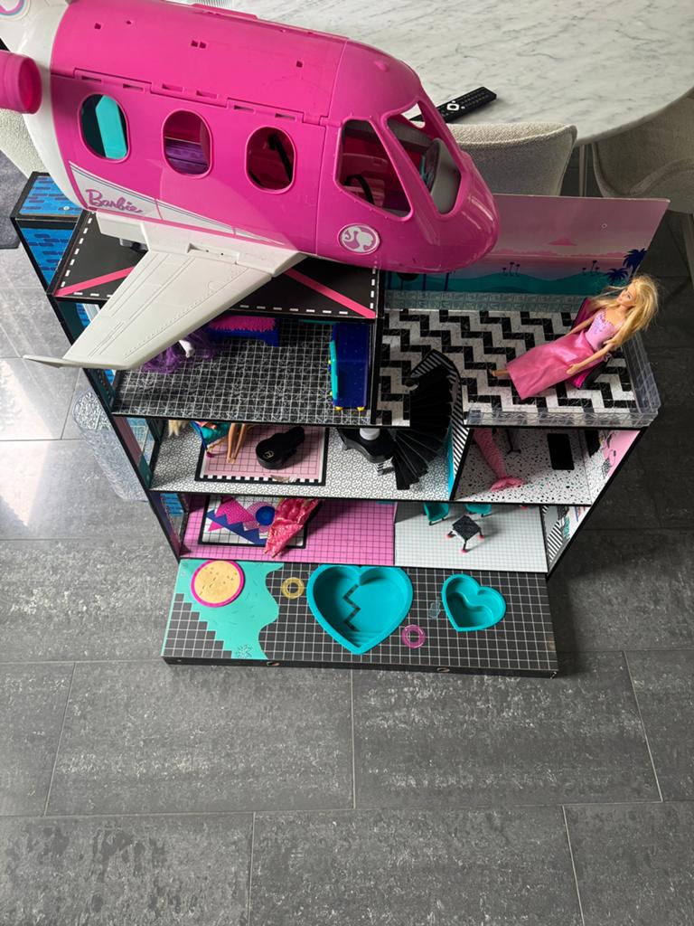 LOL poppenhuis / met accessoires en vliegtuig!, Kinderen en Baby's, Speelgoed | Poppenhuizen, Ophalen of Verzenden, Zo goed als nieuw