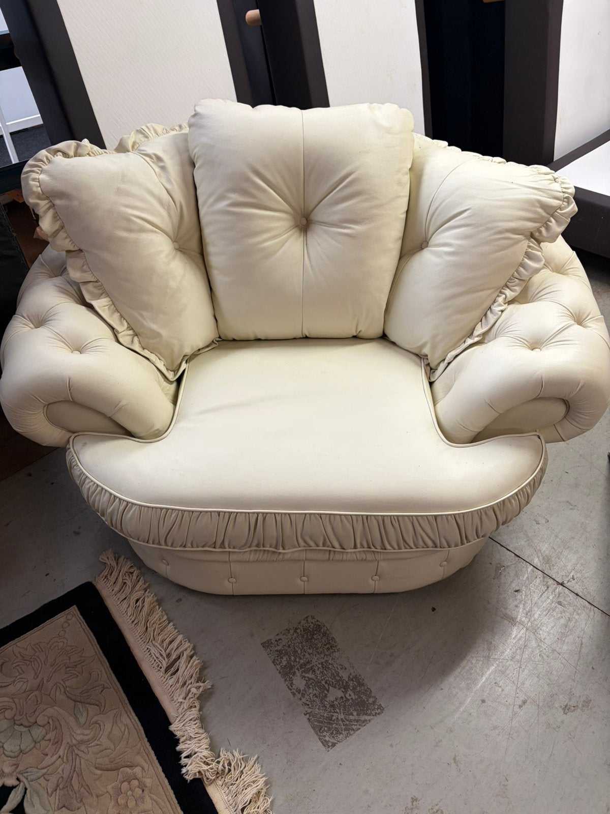Crèmekleurige fauteuil met gebruikssporen, Huis en Inrichting, Fauteuils, Ophalen, Gebruikt, Leer, 100 tot 125 cm