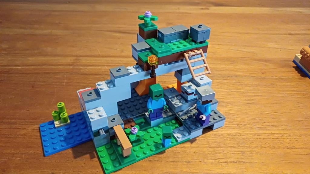Lego Minecraft 21141 Zombiegrot, Ophalen of Verzenden, Zo goed als nieuw