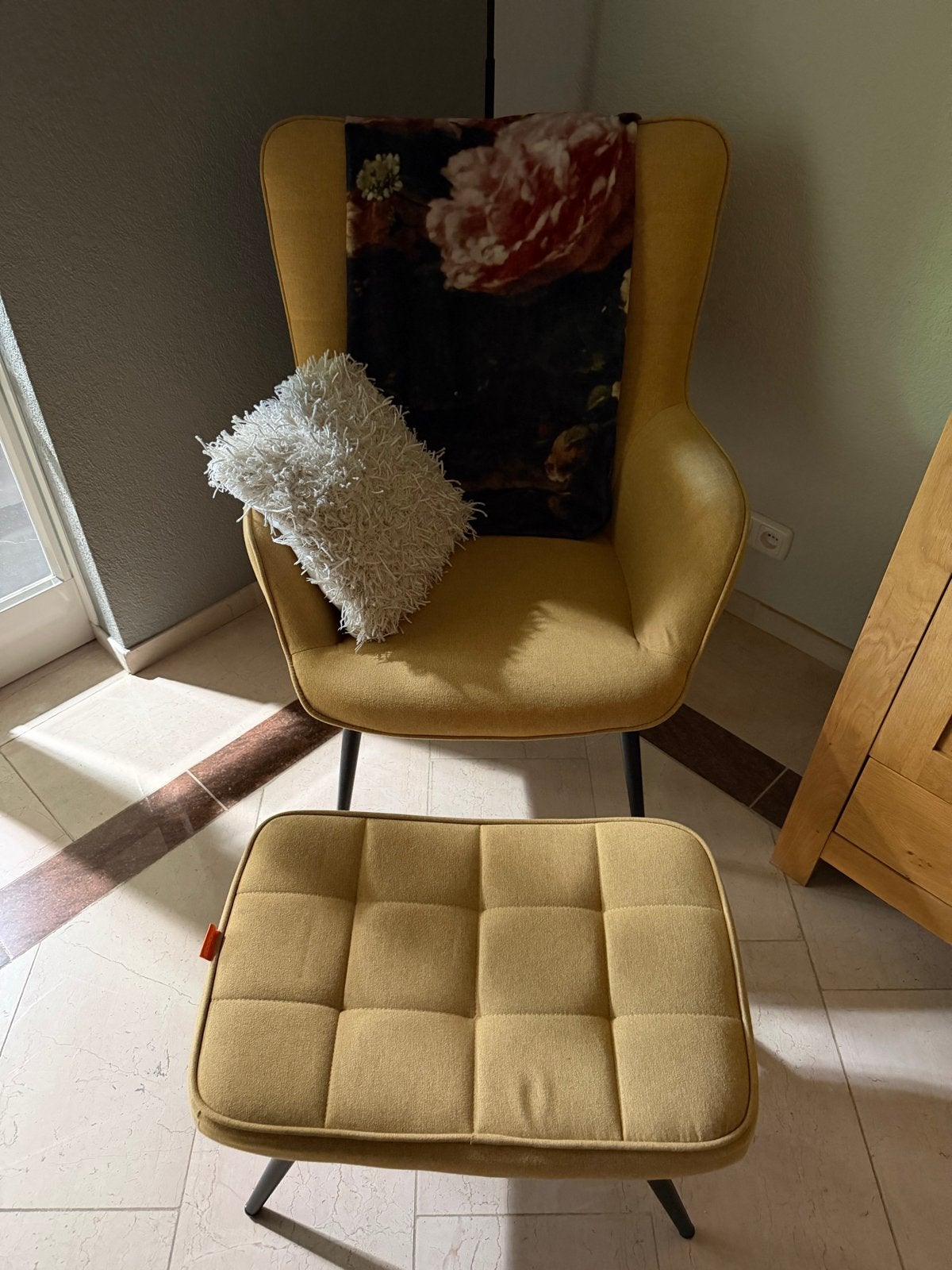 Comfortabele Okergele Fauteuil met Voetenbank, Ophalen, 75 tot 100 cm, Zo goed als nieuw, Stof