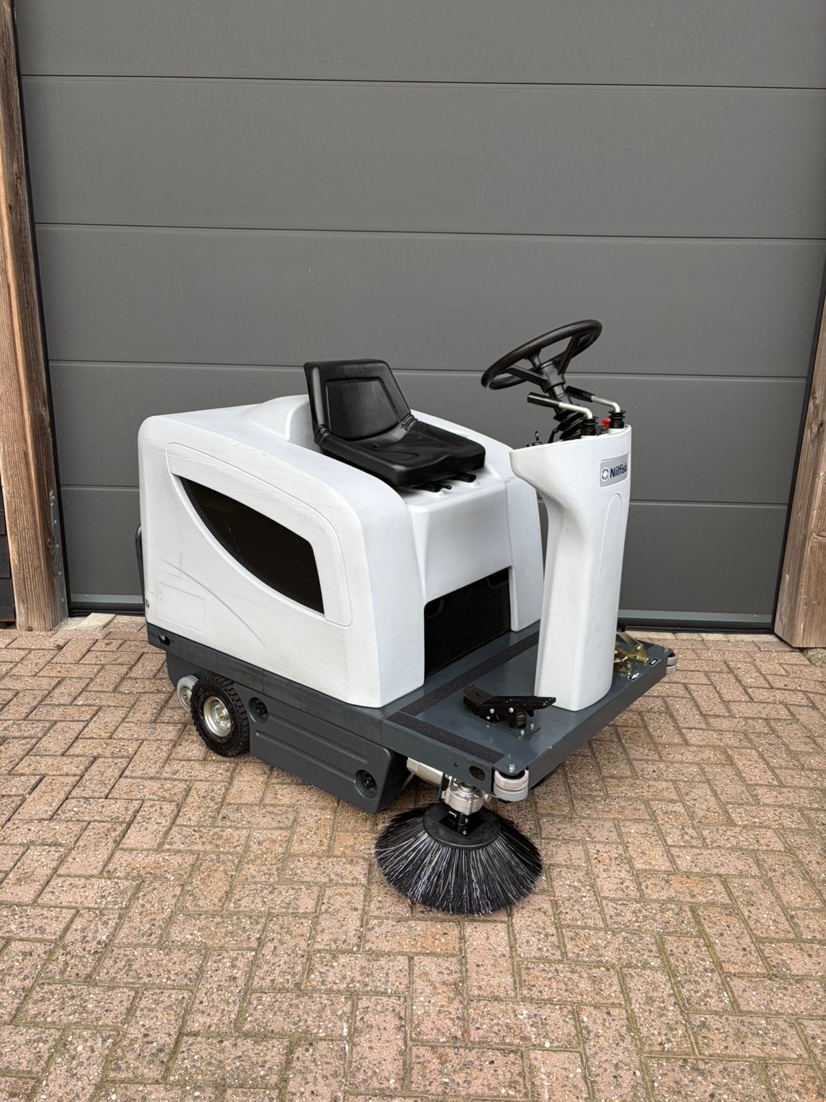 Opzit veegmachine | Nilfisk SR1100 | Nieuw accupakket, Ophalen of Verzenden, Gebruikt