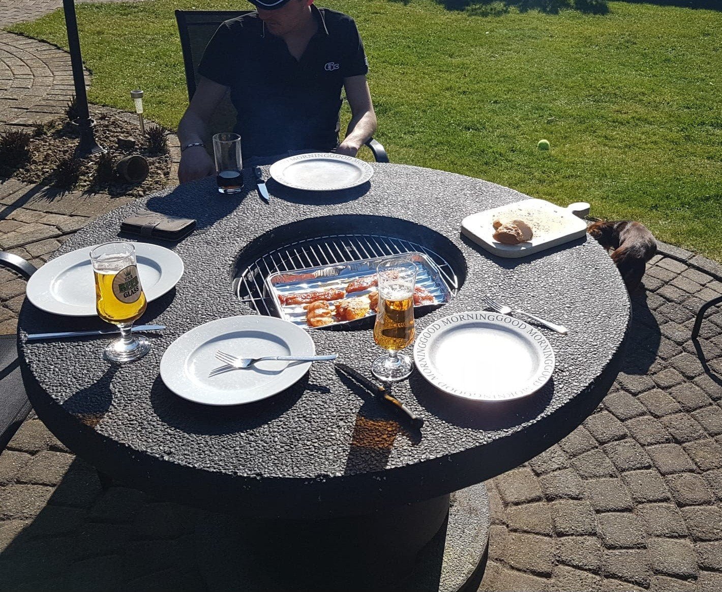 Betonnen "BBQ" en tafel in één., Ophalen, Gebruikt